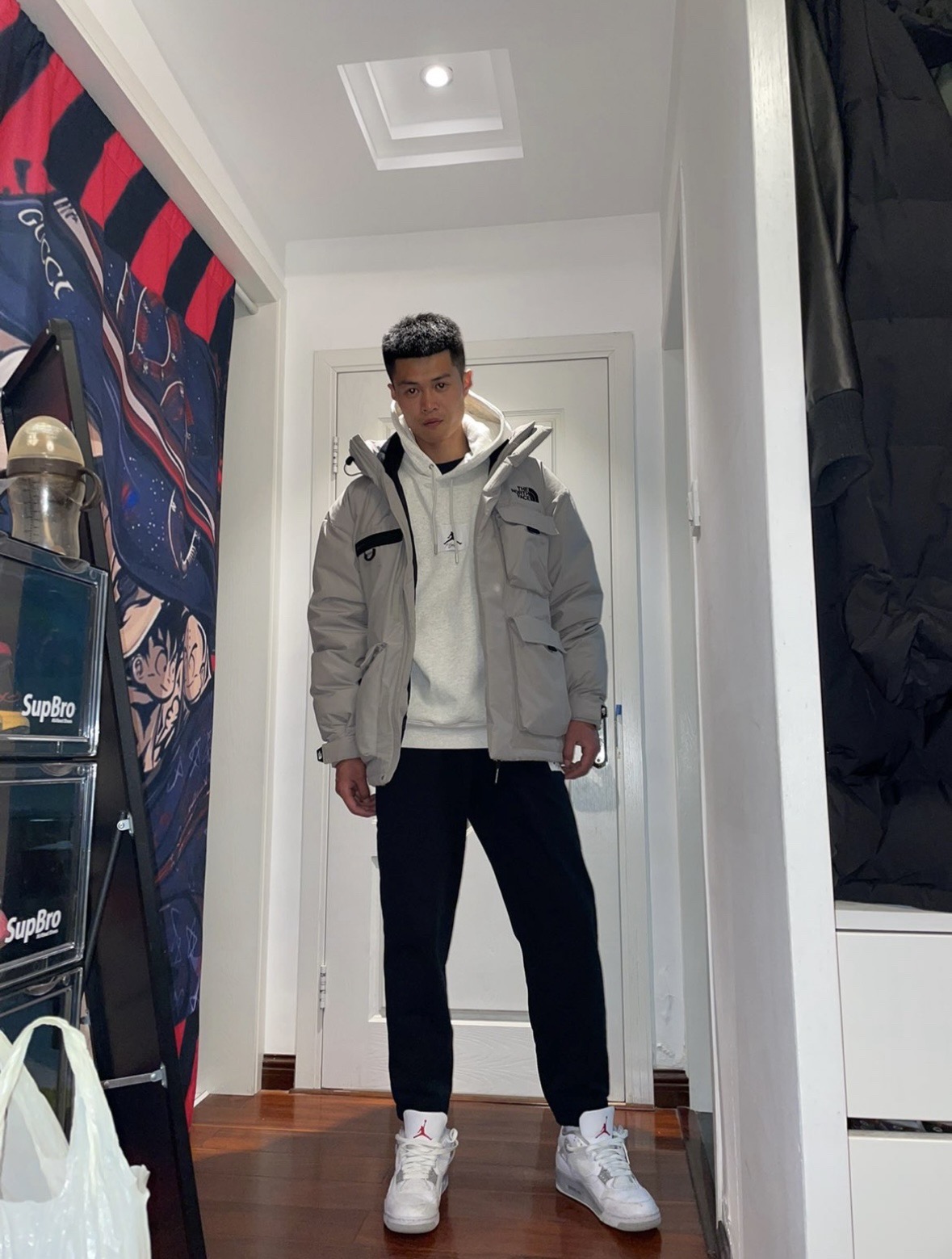 图片[8]-＃暖冬福利 北面THE NORTH FACE POLAR FW22 纯色Logo徽标多口袋抽绳厚款连帽工装羽绒服冬季 男女同款 申敏儿同款 设计理念： 这款是THE NORTH FACE 巅峰之作，高端于任何一款北面羽绒服，也是户外的登山系列，爆炸厚实，一般是在户外极寒天气穿着，基本上可以抵御零下几十度的严寒了，工艺十分复杂，并非单纯一件羽绒服那么简单，保暖程度不输大鹅，今年冬天一定需要这样一件厚实的过冬。 面料+特点： ✅ 内里填充90%正品一致的进口专用鹅绒，轻便，100%市面最高品质。 ✅ 采用经联盟RDS认证的高品质鹅绒填充，轻便不厚重且压缩后的蓬松度恢复性好。（ R·D·S不含任何不必要的动物伤害生产工序，从550蓬到950蓬不等，压缩性和温度重量也是衡量高品质，高填充度鹅线要指标） ✅单件成品1公斤以上，但是没有任何负重感，超级轻便，鹅绒广泛用于滑雪服，防寒服。 ✅原厂高密度户外防水材质，防风耐磨，防撕裂面料。 ✅ 里布380T最高标准，绝不跑绒，透气性极佳 ✅ 原版辅料五金全部原厂定做，100%还原复刻品质！ ✅多功能口袋，方便使用 ✅内里两侧印有保养清洗说明和衣服解释 ✅胸前贴饰有橡胶徽标logo ✅领口部分有防寒绒布，紧贴头颈，舒适又保暖 ✅ 原版辅料五金全部原厂定做，100%还原复刻品质，背部有内置网口袋 ✅ YKK吉田ISO9000品质顶级ZP拉链 工艺： 宽松版型，上身休闲舒适，为冬季户外提供保暖呵护，保暖性出色，穿着轻便不厚重。防潮,不易变形 ，容易清洁打理等特点，工艺成本极高 尺码：XS S M L XL XXL ​-选品中心