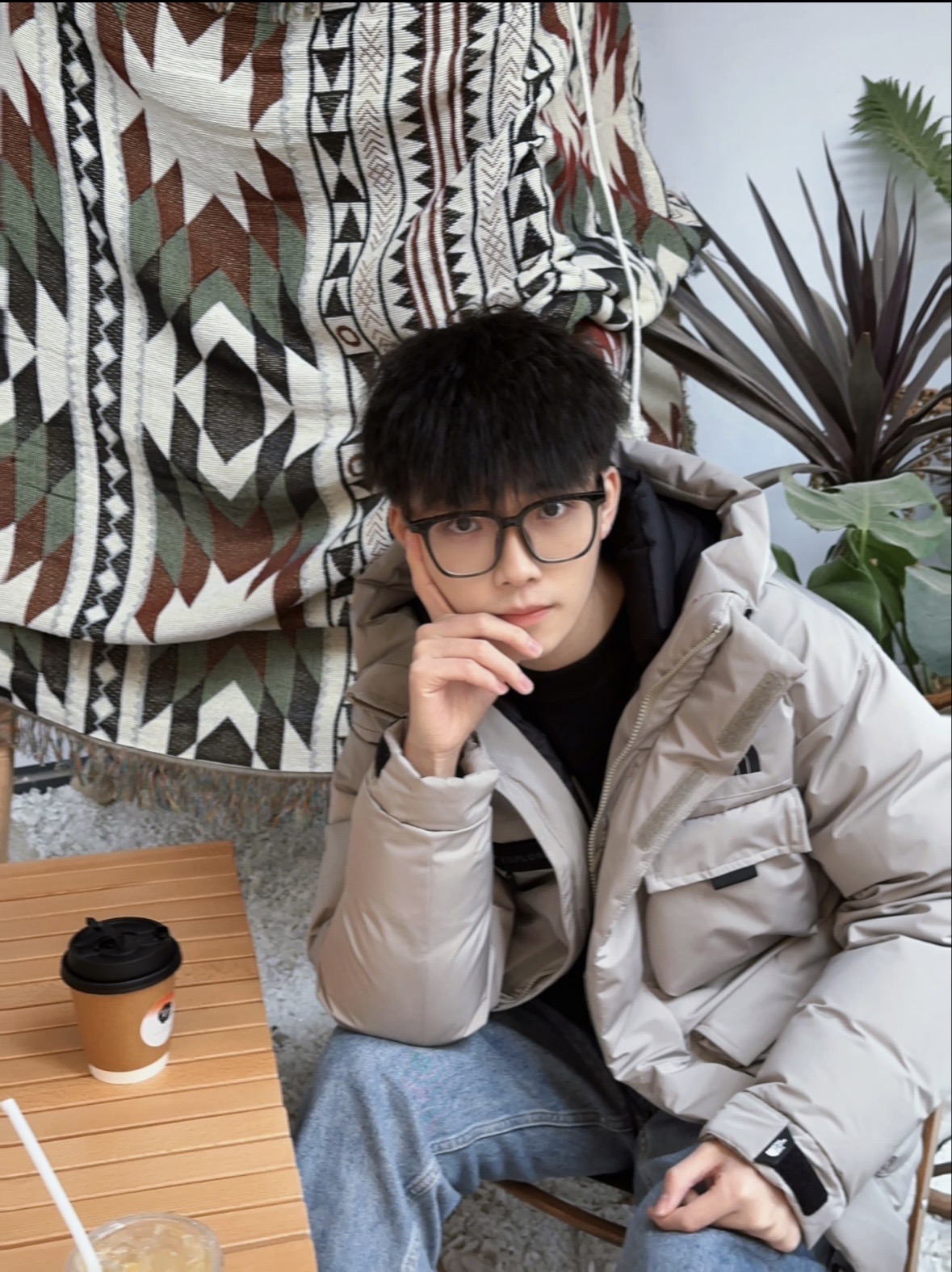 图片[4]-＃暖冬福利 北面THE NORTH FACE POLAR FW22 纯色Logo徽标多口袋抽绳厚款连帽工装羽绒服冬季 男女同款 申敏儿同款 设计理念： 这款是THE NORTH FACE 巅峰之作，高端于任何一款北面羽绒服，也是户外的登山系列，爆炸厚实，一般是在户外极寒天气穿着，基本上可以抵御零下几十度的严寒了，工艺十分复杂，并非单纯一件羽绒服那么简单，保暖程度不输大鹅，今年冬天一定需要这样一件厚实的过冬。 面料+特点： ✅ 内里填充90%正品一致的进口专用鹅绒，轻便，100%市面最高品质。 ✅ 采用经联盟RDS认证的高品质鹅绒填充，轻便不厚重且压缩后的蓬松度恢复性好。（ R·D·S不含任何不必要的动物伤害生产工序，从550蓬到950蓬不等，压缩性和温度重量也是衡量高品质，高填充度鹅线要指标） ✅单件成品1公斤以上，但是没有任何负重感，超级轻便，鹅绒广泛用于滑雪服，防寒服。 ✅原厂高密度户外防水材质，防风耐磨，防撕裂面料。 ✅ 里布380T最高标准，绝不跑绒，透气性极佳 ✅ 原版辅料五金全部原厂定做，100%还原复刻品质！ ✅多功能口袋，方便使用 ✅内里两侧印有保养清洗说明和衣服解释 ✅胸前贴饰有橡胶徽标logo ✅领口部分有防寒绒布，紧贴头颈，舒适又保暖 ✅ 原版辅料五金全部原厂定做，100%还原复刻品质，背部有内置网口袋 ✅ YKK吉田ISO9000品质顶级ZP拉链 工艺： 宽松版型，上身休闲舒适，为冬季户外提供保暖呵护，保暖性出色，穿着轻便不厚重。防潮,不易变形 ，容易清洁打理等特点，工艺成本极高 尺码：XS S M L XL XXL ​-选品中心