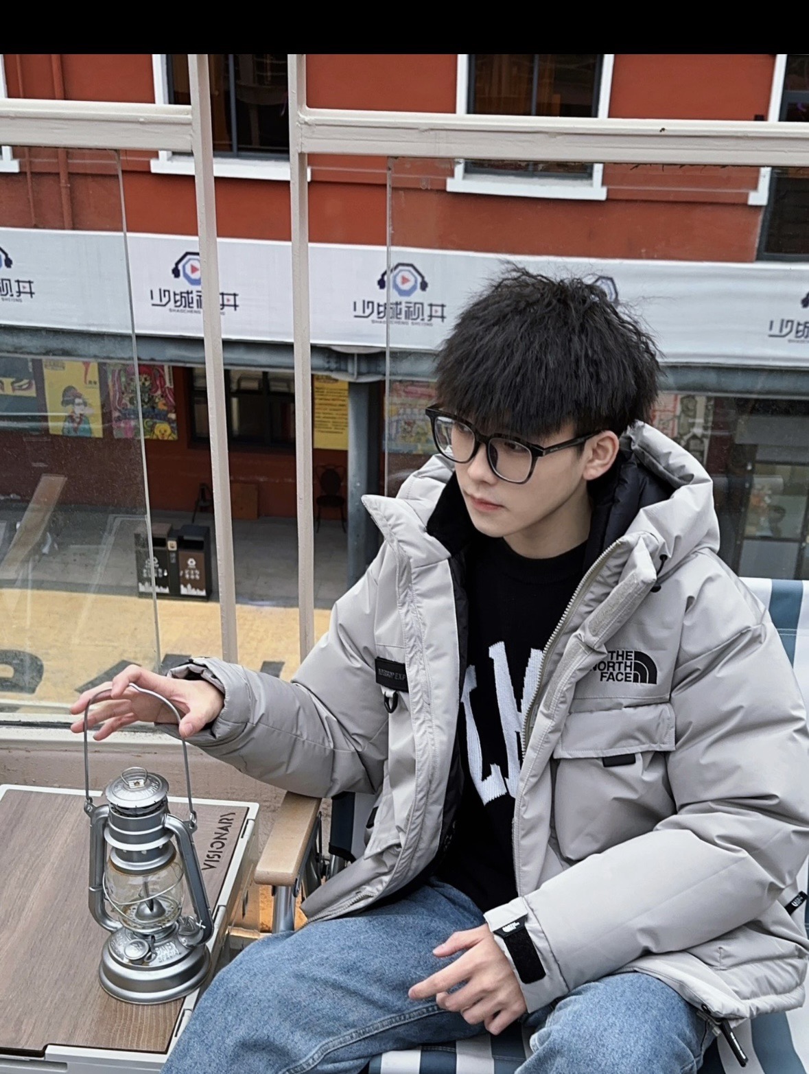 图片[3]-＃暖冬福利 北面THE NORTH FACE POLAR FW22 纯色Logo徽标多口袋抽绳厚款连帽工装羽绒服冬季 男女同款 申敏儿同款 设计理念： 这款是THE NORTH FACE 巅峰之作，高端于任何一款北面羽绒服，也是户外的登山系列，爆炸厚实，一般是在户外极寒天气穿着，基本上可以抵御零下几十度的严寒了，工艺十分复杂，并非单纯一件羽绒服那么简单，保暖程度不输大鹅，今年冬天一定需要这样一件厚实的过冬。 面料+特点： ✅ 内里填充90%正品一致的进口专用鹅绒，轻便，100%市面最高品质。 ✅ 采用经联盟RDS认证的高品质鹅绒填充，轻便不厚重且压缩后的蓬松度恢复性好。（ R·D·S不含任何不必要的动物伤害生产工序，从550蓬到950蓬不等，压缩性和温度重量也是衡量高品质，高填充度鹅线要指标） ✅单件成品1公斤以上，但是没有任何负重感，超级轻便，鹅绒广泛用于滑雪服，防寒服。 ✅原厂高密度户外防水材质，防风耐磨，防撕裂面料。 ✅ 里布380T最高标准，绝不跑绒，透气性极佳 ✅ 原版辅料五金全部原厂定做，100%还原复刻品质！ ✅多功能口袋，方便使用 ✅内里两侧印有保养清洗说明和衣服解释 ✅胸前贴饰有橡胶徽标logo ✅领口部分有防寒绒布，紧贴头颈，舒适又保暖 ✅ 原版辅料五金全部原厂定做，100%还原复刻品质，背部有内置网口袋 ✅ YKK吉田ISO9000品质顶级ZP拉链 工艺： 宽松版型，上身休闲舒适，为冬季户外提供保暖呵护，保暖性出色，穿着轻便不厚重。防潮,不易变形 ，容易清洁打理等特点，工艺成本极高 尺码：XS S M L XL XXL ​-选品中心