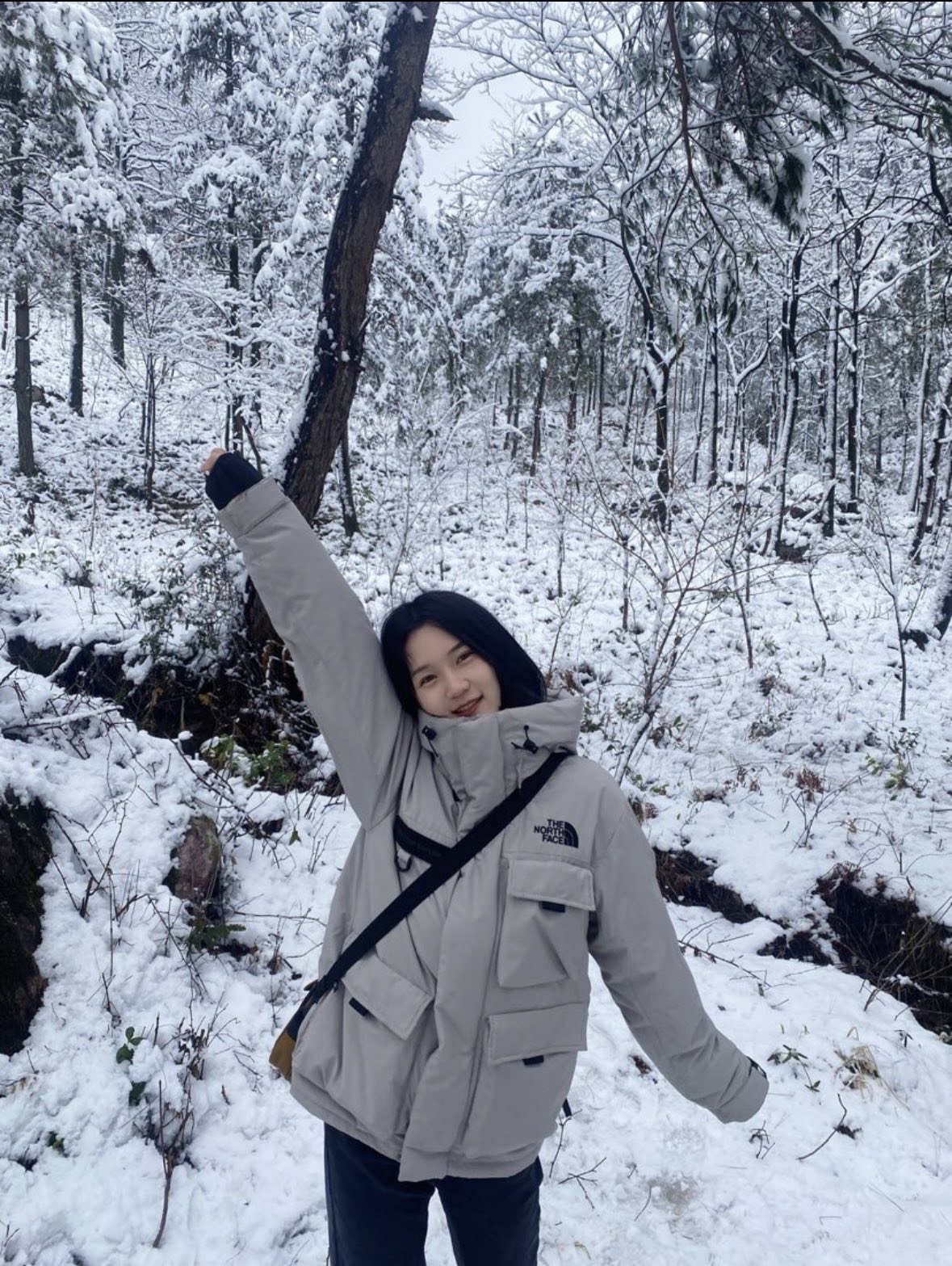 图片[2]-＃暖冬福利 北面THE NORTH FACE POLAR FW22 纯色Logo徽标多口袋抽绳厚款连帽工装羽绒服冬季 男女同款 申敏儿同款 设计理念： 这款是THE NORTH FACE 巅峰之作，高端于任何一款北面羽绒服，也是户外的登山系列，爆炸厚实，一般是在户外极寒天气穿着，基本上可以抵御零下几十度的严寒了，工艺十分复杂，并非单纯一件羽绒服那么简单，保暖程度不输大鹅，今年冬天一定需要这样一件厚实的过冬。 面料+特点： ✅ 内里填充90%正品一致的进口专用鹅绒，轻便，100%市面最高品质。 ✅ 采用经联盟RDS认证的高品质鹅绒填充，轻便不厚重且压缩后的蓬松度恢复性好。（ R·D·S不含任何不必要的动物伤害生产工序，从550蓬到950蓬不等，压缩性和温度重量也是衡量高品质，高填充度鹅线要指标） ✅单件成品1公斤以上，但是没有任何负重感，超级轻便，鹅绒广泛用于滑雪服，防寒服。 ✅原厂高密度户外防水材质，防风耐磨，防撕裂面料。 ✅ 里布380T最高标准，绝不跑绒，透气性极佳 ✅ 原版辅料五金全部原厂定做，100%还原复刻品质！ ✅多功能口袋，方便使用 ✅内里两侧印有保养清洗说明和衣服解释 ✅胸前贴饰有橡胶徽标logo ✅领口部分有防寒绒布，紧贴头颈，舒适又保暖 ✅ 原版辅料五金全部原厂定做，100%还原复刻品质，背部有内置网口袋 ✅ YKK吉田ISO9000品质顶级ZP拉链 工艺： 宽松版型，上身休闲舒适，为冬季户外提供保暖呵护，保暖性出色，穿着轻便不厚重。防潮,不易变形 ，容易清洁打理等特点，工艺成本极高 尺码：XS S M L XL XXL ​-选品中心