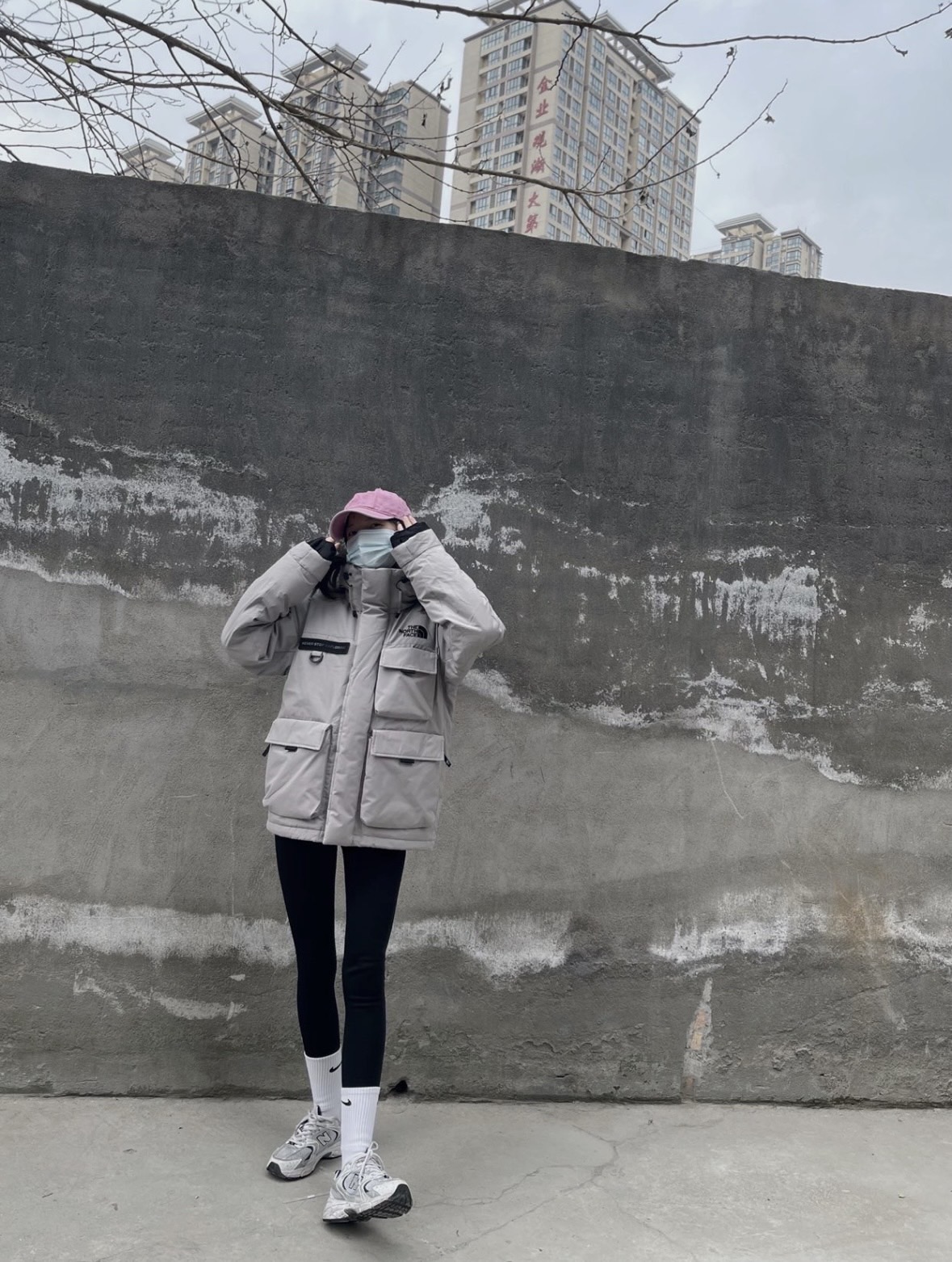 图片[5]-＃暖冬福利 北面THE NORTH FACE POLAR FW22 纯色Logo徽标多口袋抽绳厚款连帽工装羽绒服冬季 男女同款 申敏儿同款 设计理念： 这款是THE NORTH FACE 巅峰之作，高端于任何一款北面羽绒服，也是户外的登山系列，爆炸厚实，一般是在户外极寒天气穿着，基本上可以抵御零下几十度的严寒了，工艺十分复杂，并非单纯一件羽绒服那么简单，保暖程度不输大鹅，今年冬天一定需要这样一件厚实的过冬。 面料+特点： ✅ 内里填充90%正品一致的进口专用鹅绒，轻便，100%市面最高品质。 ✅ 采用经联盟RDS认证的高品质鹅绒填充，轻便不厚重且压缩后的蓬松度恢复性好。（ R·D·S不含任何不必要的动物伤害生产工序，从550蓬到950蓬不等，压缩性和温度重量也是衡量高品质，高填充度鹅线要指标） ✅单件成品1公斤以上，但是没有任何负重感，超级轻便，鹅绒广泛用于滑雪服，防寒服。 ✅原厂高密度户外防水材质，防风耐磨，防撕裂面料。 ✅ 里布380T最高标准，绝不跑绒，透气性极佳 ✅ 原版辅料五金全部原厂定做，100%还原复刻品质！ ✅多功能口袋，方便使用 ✅内里两侧印有保养清洗说明和衣服解释 ✅胸前贴饰有橡胶徽标logo ✅领口部分有防寒绒布，紧贴头颈，舒适又保暖 ✅ 原版辅料五金全部原厂定做，100%还原复刻品质，背部有内置网口袋 ✅ YKK吉田ISO9000品质顶级ZP拉链 工艺： 宽松版型，上身休闲舒适，为冬季户外提供保暖呵护，保暖性出色，穿着轻便不厚重。防潮,不易变形 ，容易清洁打理等特点，工艺成本极高 尺码：XS S M L XL XXL ​-选品中心