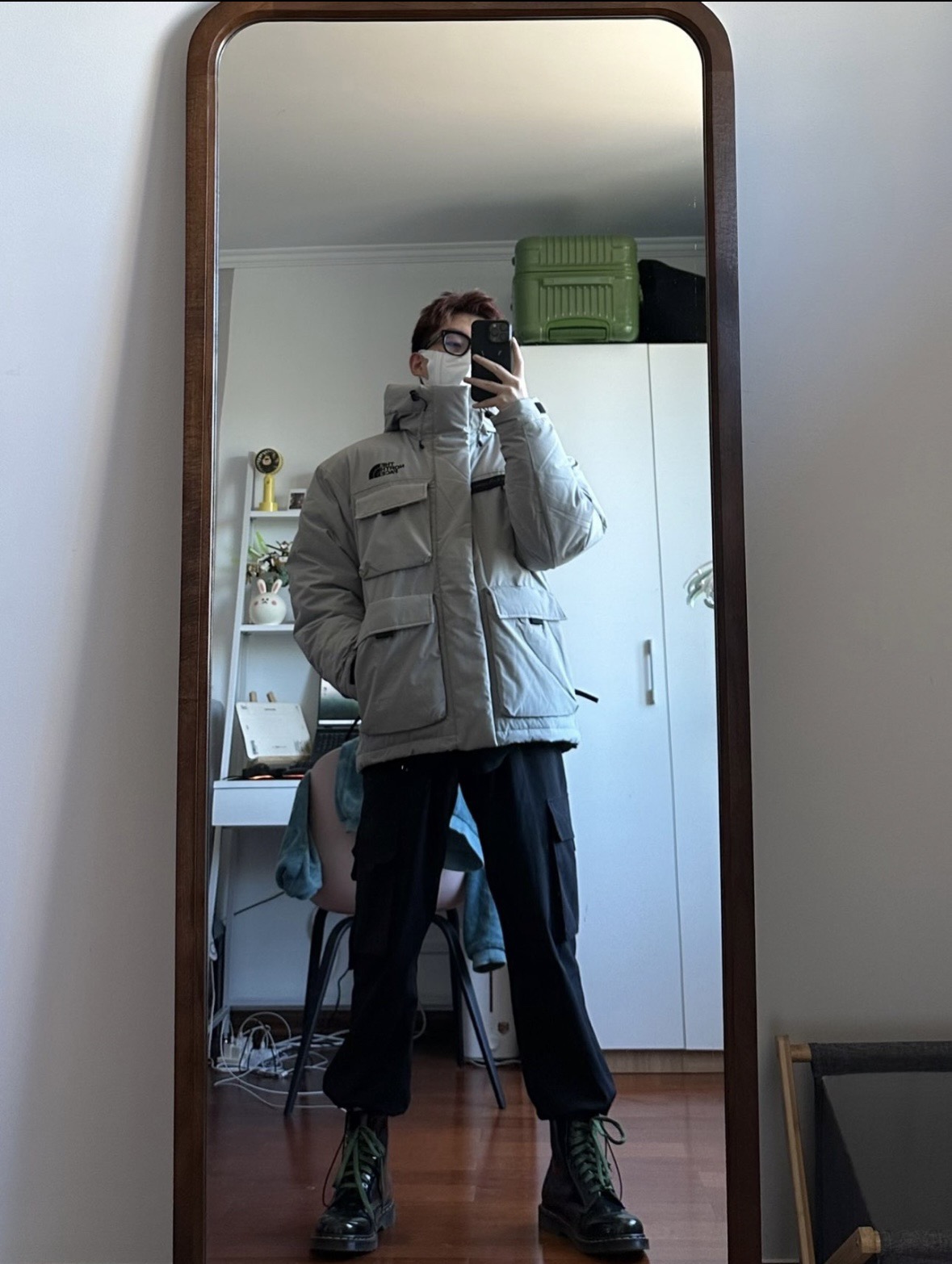 图片[7]-＃暖冬福利 北面THE NORTH FACE POLAR FW22 纯色Logo徽标多口袋抽绳厚款连帽工装羽绒服冬季 男女同款 申敏儿同款 设计理念： 这款是THE NORTH FACE 巅峰之作，高端于任何一款北面羽绒服，也是户外的登山系列，爆炸厚实，一般是在户外极寒天气穿着，基本上可以抵御零下几十度的严寒了，工艺十分复杂，并非单纯一件羽绒服那么简单，保暖程度不输大鹅，今年冬天一定需要这样一件厚实的过冬。 面料+特点： ✅ 内里填充90%正品一致的进口专用鹅绒，轻便，100%市面最高品质。 ✅ 采用经联盟RDS认证的高品质鹅绒填充，轻便不厚重且压缩后的蓬松度恢复性好。（ R·D·S不含任何不必要的动物伤害生产工序，从550蓬到950蓬不等，压缩性和温度重量也是衡量高品质，高填充度鹅线要指标） ✅单件成品1公斤以上，但是没有任何负重感，超级轻便，鹅绒广泛用于滑雪服，防寒服。 ✅原厂高密度户外防水材质，防风耐磨，防撕裂面料。 ✅ 里布380T最高标准，绝不跑绒，透气性极佳 ✅ 原版辅料五金全部原厂定做，100%还原复刻品质！ ✅多功能口袋，方便使用 ✅内里两侧印有保养清洗说明和衣服解释 ✅胸前贴饰有橡胶徽标logo ✅领口部分有防寒绒布，紧贴头颈，舒适又保暖 ✅ 原版辅料五金全部原厂定做，100%还原复刻品质，背部有内置网口袋 ✅ YKK吉田ISO9000品质顶级ZP拉链 工艺： 宽松版型，上身休闲舒适，为冬季户外提供保暖呵护，保暖性出色，穿着轻便不厚重。防潮,不易变形 ，容易清洁打理等特点，工艺成本极高 尺码：XS S M L XL XXL ​-选品中心