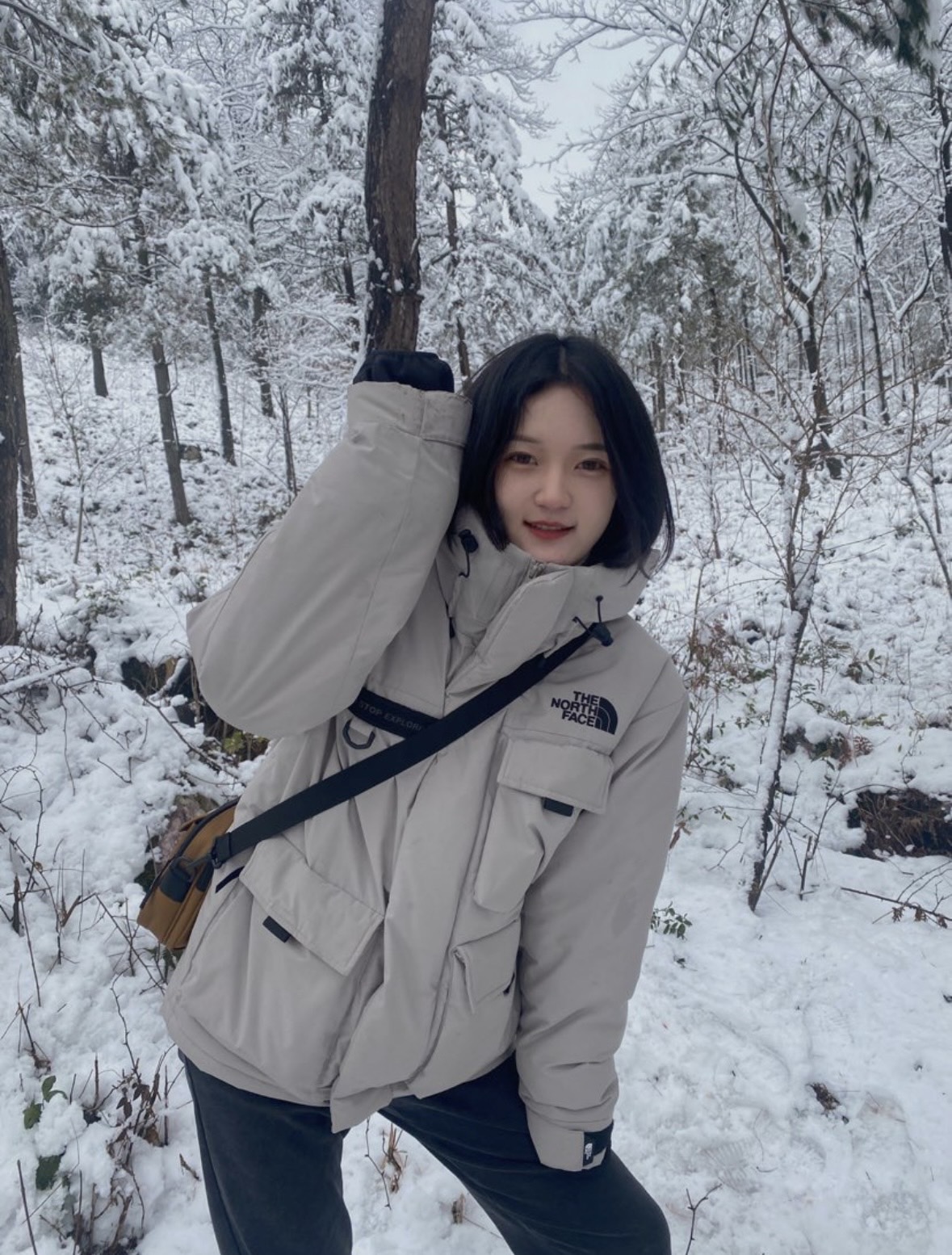 ＃暖冬福利 北面THE NORTH FACE POLAR FW22 纯色Logo徽标多口袋抽绳厚款连帽工装羽绒服冬季 男女同款 申敏儿同款 设计理念： 这款是THE NORTH FACE 巅峰之作，高端于任何一款北面羽绒服，也是户外的登山系列，爆炸厚实，一般是在户外极寒天气穿着，基本上可以抵御零下几十度的严寒了，工艺十分复杂，并非单纯一件羽绒服那么简单，保暖程度不输大鹅，今年冬天一定需要这样一件厚实的过冬。 面料+特点： ✅ 内里填充90%正品一致的进口专用鹅绒，轻便，100%市面最高品质。 ✅ 采用经联盟RDS认证的高品质鹅绒填充，轻便不厚重且压缩后的蓬松度恢复性好。（ R·D·S不含任何不必要的动物伤害生产工序，从550蓬到950蓬不等，压缩性和温度重量也是衡量高品质，高填充度鹅线要指标） ✅单件成品1公斤以上，但是没有任何负重感，超级轻便，鹅绒广泛用于滑雪服，防寒服。 ✅原厂高密度户外防水材质，防风耐磨，防撕裂面料。 ✅ 里布380T最高标准，绝不跑绒，透气性极佳 ✅ 原版辅料五金全部原厂定做，100%还原复刻品质！ ✅多功能口袋，方便使用 ✅内里两侧印有保养清洗说明和衣服解释 ✅胸前贴饰有橡胶徽标logo ✅领口部分有防寒绒布，紧贴头颈，舒适又保暖 ✅ 原版辅料五金全部原厂定做，100%还原复刻品质，背部有内置网口袋 ✅ YKK吉田ISO9000品质顶级ZP拉链 工艺： 宽松版型，上身休闲舒适，为冬季户外提供保暖呵护，保暖性出色，穿着轻便不厚重。防潮,不易变形 ，容易清洁打理等特点，工艺成本极高 尺码：XS S M L XL XXL ​-选品中心