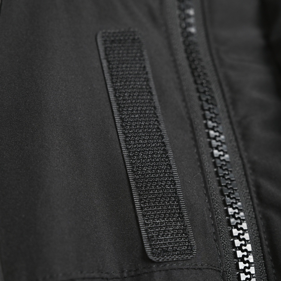 图片[8]-＃暖冬福利 北面THE NORTH FACE POLAR FW22 纯色Logo徽标多口袋抽绳厚款连帽工装羽绒服冬季 男女同款 申敏儿同款 设计理念： 这款是THE NORTH FACE 巅峰之作，高端于任何一款北面羽绒服，也是户外的登山系列，爆炸厚实，一般是在户外极寒天气穿着，基本上可以抵御零下几十度的严寒了，工艺十分复杂，并非单纯一件羽绒服那么简单，保暖程度不输大鹅，今年冬天一定需要这样一件厚实的过冬。 面料+特点： ✅ 内里填充90%正品一致的进口专用鹅绒，轻便，100%市面最高品质。 ✅ 采用经联盟RDS认证的高品质鹅绒填充，轻便不厚重且压缩后的蓬松度恢复性好。（ R·D·S不含任何不必要的动物伤害生产工序，从550蓬到950蓬不等，压缩性和温度重量也是衡量高品质，高填充度鹅线要指标） ✅单件成品1公斤以上，但是没有任何负重感，超级轻便，鹅绒广泛用于滑雪服，防寒服。 ✅原厂高密度户外防水材质，防风耐磨，防撕裂面料。 ✅ 里布380T最高标准，绝不跑绒，透气性极佳 ✅ 原版辅料五金全部原厂定做，100%还原复刻品质！ ✅多功能口袋，方便使用 ✅内里两侧印有保养清洗说明和衣服解释 ✅胸前贴饰有橡胶徽标logo ✅领口部分有防寒绒布，紧贴头颈，舒适又保暖 ✅ 原版辅料五金全部原厂定做，100%还原复刻品质，背部有内置网口袋 ✅ YKK吉田ISO9000品质顶级ZP拉链 工艺： 宽松版型，上身休闲舒适，为冬季户外提供保暖呵护，保暖性出色，穿着轻便不厚重。防潮,不易变形 ，容易清洁打理等特点，工艺成本极高 尺码：XS S M L XL XXL ​-选品中心