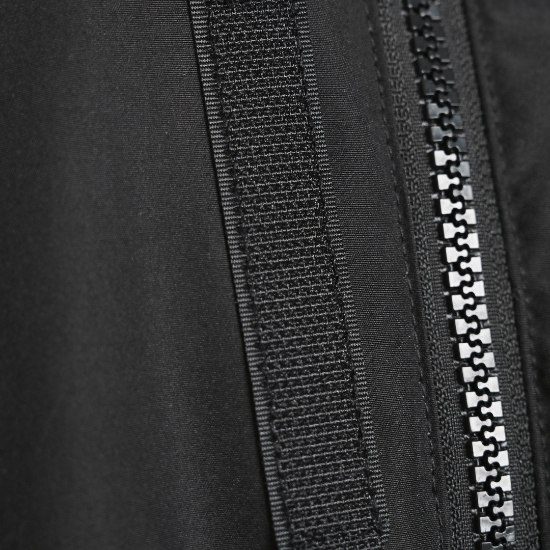 图片[7]-＃暖冬福利 北面THE NORTH FACE POLAR FW22 纯色Logo徽标多口袋抽绳厚款连帽工装羽绒服冬季 男女同款 申敏儿同款 设计理念： 这款是THE NORTH FACE 巅峰之作，高端于任何一款北面羽绒服，也是户外的登山系列，爆炸厚实，一般是在户外极寒天气穿着，基本上可以抵御零下几十度的严寒了，工艺十分复杂，并非单纯一件羽绒服那么简单，保暖程度不输大鹅，今年冬天一定需要这样一件厚实的过冬。 面料+特点： ✅ 内里填充90%正品一致的进口专用鹅绒，轻便，100%市面最高品质。 ✅ 采用经联盟RDS认证的高品质鹅绒填充，轻便不厚重且压缩后的蓬松度恢复性好。（ R·D·S不含任何不必要的动物伤害生产工序，从550蓬到950蓬不等，压缩性和温度重量也是衡量高品质，高填充度鹅线要指标） ✅单件成品1公斤以上，但是没有任何负重感，超级轻便，鹅绒广泛用于滑雪服，防寒服。 ✅原厂高密度户外防水材质，防风耐磨，防撕裂面料。 ✅ 里布380T最高标准，绝不跑绒，透气性极佳 ✅ 原版辅料五金全部原厂定做，100%还原复刻品质！ ✅多功能口袋，方便使用 ✅内里两侧印有保养清洗说明和衣服解释 ✅胸前贴饰有橡胶徽标logo ✅领口部分有防寒绒布，紧贴头颈，舒适又保暖 ✅ 原版辅料五金全部原厂定做，100%还原复刻品质，背部有内置网口袋 ✅ YKK吉田ISO9000品质顶级ZP拉链 工艺： 宽松版型，上身休闲舒适，为冬季户外提供保暖呵护，保暖性出色，穿着轻便不厚重。防潮,不易变形 ，容易清洁打理等特点，工艺成本极高 尺码：XS S M L XL XXL ​-选品中心