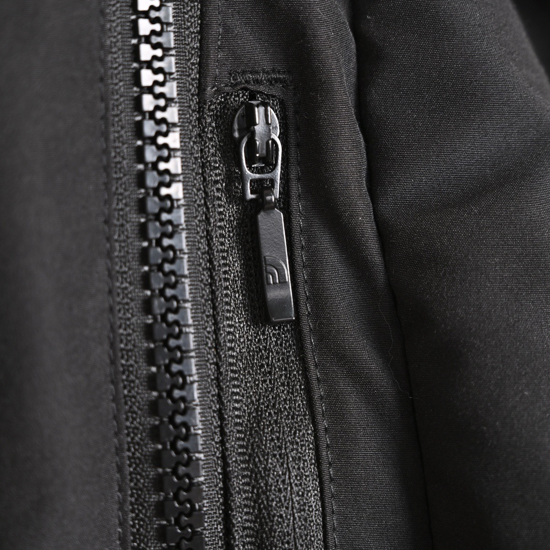 图片[9]-＃暖冬福利 北面THE NORTH FACE POLAR FW22 纯色Logo徽标多口袋抽绳厚款连帽工装羽绒服冬季 男女同款 申敏儿同款 设计理念： 这款是THE NORTH FACE 巅峰之作，高端于任何一款北面羽绒服，也是户外的登山系列，爆炸厚实，一般是在户外极寒天气穿着，基本上可以抵御零下几十度的严寒了，工艺十分复杂，并非单纯一件羽绒服那么简单，保暖程度不输大鹅，今年冬天一定需要这样一件厚实的过冬。 面料+特点： ✅ 内里填充90%正品一致的进口专用鹅绒，轻便，100%市面最高品质。 ✅ 采用经联盟RDS认证的高品质鹅绒填充，轻便不厚重且压缩后的蓬松度恢复性好。（ R·D·S不含任何不必要的动物伤害生产工序，从550蓬到950蓬不等，压缩性和温度重量也是衡量高品质，高填充度鹅线要指标） ✅单件成品1公斤以上，但是没有任何负重感，超级轻便，鹅绒广泛用于滑雪服，防寒服。 ✅原厂高密度户外防水材质，防风耐磨，防撕裂面料。 ✅ 里布380T最高标准，绝不跑绒，透气性极佳 ✅ 原版辅料五金全部原厂定做，100%还原复刻品质！ ✅多功能口袋，方便使用 ✅内里两侧印有保养清洗说明和衣服解释 ✅胸前贴饰有橡胶徽标logo ✅领口部分有防寒绒布，紧贴头颈，舒适又保暖 ✅ 原版辅料五金全部原厂定做，100%还原复刻品质，背部有内置网口袋 ✅ YKK吉田ISO9000品质顶级ZP拉链 工艺： 宽松版型，上身休闲舒适，为冬季户外提供保暖呵护，保暖性出色，穿着轻便不厚重。防潮,不易变形 ，容易清洁打理等特点，工艺成本极高 尺码：XS S M L XL XXL ​-选品中心