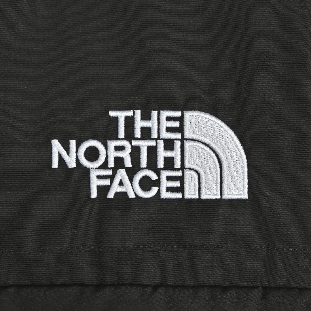 图片[3]-＃暖冬福利 北面THE NORTH FACE POLAR FW22 纯色Logo徽标多口袋抽绳厚款连帽工装羽绒服冬季 男女同款 申敏儿同款 设计理念： 这款是THE NORTH FACE 巅峰之作，高端于任何一款北面羽绒服，也是户外的登山系列，爆炸厚实，一般是在户外极寒天气穿着，基本上可以抵御零下几十度的严寒了，工艺十分复杂，并非单纯一件羽绒服那么简单，保暖程度不输大鹅，今年冬天一定需要这样一件厚实的过冬。 面料+特点： ✅ 内里填充90%正品一致的进口专用鹅绒，轻便，100%市面最高品质。 ✅ 采用经联盟RDS认证的高品质鹅绒填充，轻便不厚重且压缩后的蓬松度恢复性好。（ R·D·S不含任何不必要的动物伤害生产工序，从550蓬到950蓬不等，压缩性和温度重量也是衡量高品质，高填充度鹅线要指标） ✅单件成品1公斤以上，但是没有任何负重感，超级轻便，鹅绒广泛用于滑雪服，防寒服。 ✅原厂高密度户外防水材质，防风耐磨，防撕裂面料。 ✅ 里布380T最高标准，绝不跑绒，透气性极佳 ✅ 原版辅料五金全部原厂定做，100%还原复刻品质！ ✅多功能口袋，方便使用 ✅内里两侧印有保养清洗说明和衣服解释 ✅胸前贴饰有橡胶徽标logo ✅领口部分有防寒绒布，紧贴头颈，舒适又保暖 ✅ 原版辅料五金全部原厂定做，100%还原复刻品质，背部有内置网口袋 ✅ YKK吉田ISO9000品质顶级ZP拉链 工艺： 宽松版型，上身休闲舒适，为冬季户外提供保暖呵护，保暖性出色，穿着轻便不厚重。防潮,不易变形 ，容易清洁打理等特点，工艺成本极高 尺码：XS S M L XL XXL ​-选品中心