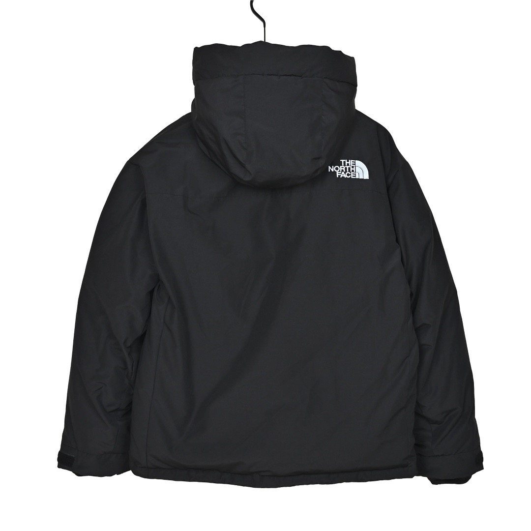 图片[2]-＃暖冬福利 北面THE NORTH FACE POLAR FW22 纯色Logo徽标多口袋抽绳厚款连帽工装羽绒服冬季 男女同款 申敏儿同款 设计理念： 这款是THE NORTH FACE 巅峰之作，高端于任何一款北面羽绒服，也是户外的登山系列，爆炸厚实，一般是在户外极寒天气穿着，基本上可以抵御零下几十度的严寒了，工艺十分复杂，并非单纯一件羽绒服那么简单，保暖程度不输大鹅，今年冬天一定需要这样一件厚实的过冬。 面料+特点： ✅ 内里填充90%正品一致的进口专用鹅绒，轻便，100%市面最高品质。 ✅ 采用经联盟RDS认证的高品质鹅绒填充，轻便不厚重且压缩后的蓬松度恢复性好。（ R·D·S不含任何不必要的动物伤害生产工序，从550蓬到950蓬不等，压缩性和温度重量也是衡量高品质，高填充度鹅线要指标） ✅单件成品1公斤以上，但是没有任何负重感，超级轻便，鹅绒广泛用于滑雪服，防寒服。 ✅原厂高密度户外防水材质，防风耐磨，防撕裂面料。 ✅ 里布380T最高标准，绝不跑绒，透气性极佳 ✅ 原版辅料五金全部原厂定做，100%还原复刻品质！ ✅多功能口袋，方便使用 ✅内里两侧印有保养清洗说明和衣服解释 ✅胸前贴饰有橡胶徽标logo ✅领口部分有防寒绒布，紧贴头颈，舒适又保暖 ✅ 原版辅料五金全部原厂定做，100%还原复刻品质，背部有内置网口袋 ✅ YKK吉田ISO9000品质顶级ZP拉链 工艺： 宽松版型，上身休闲舒适，为冬季户外提供保暖呵护，保暖性出色，穿着轻便不厚重。防潮,不易变形 ，容易清洁打理等特点，工艺成本极高 尺码：XS S M L XL XXL ​-选品中心
