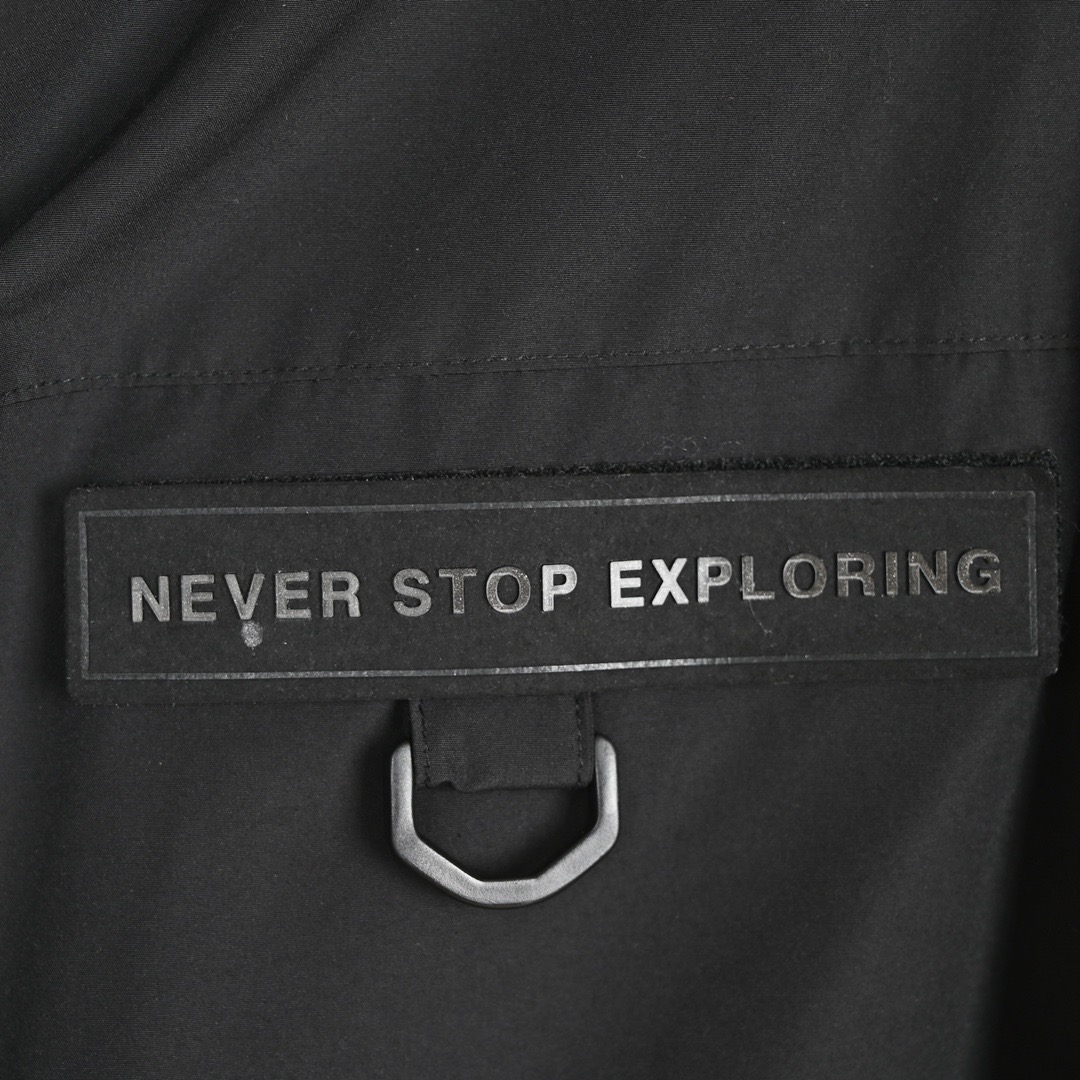 图片[4]-＃暖冬福利 北面THE NORTH FACE POLAR FW22 纯色Logo徽标多口袋抽绳厚款连帽工装羽绒服冬季 男女同款 申敏儿同款 设计理念： 这款是THE NORTH FACE 巅峰之作，高端于任何一款北面羽绒服，也是户外的登山系列，爆炸厚实，一般是在户外极寒天气穿着，基本上可以抵御零下几十度的严寒了，工艺十分复杂，并非单纯一件羽绒服那么简单，保暖程度不输大鹅，今年冬天一定需要这样一件厚实的过冬。 面料+特点： ✅ 内里填充90%正品一致的进口专用鹅绒，轻便，100%市面最高品质。 ✅ 采用经联盟RDS认证的高品质鹅绒填充，轻便不厚重且压缩后的蓬松度恢复性好。（ R·D·S不含任何不必要的动物伤害生产工序，从550蓬到950蓬不等，压缩性和温度重量也是衡量高品质，高填充度鹅线要指标） ✅单件成品1公斤以上，但是没有任何负重感，超级轻便，鹅绒广泛用于滑雪服，防寒服。 ✅原厂高密度户外防水材质，防风耐磨，防撕裂面料。 ✅ 里布380T最高标准，绝不跑绒，透气性极佳 ✅ 原版辅料五金全部原厂定做，100%还原复刻品质！ ✅多功能口袋，方便使用 ✅内里两侧印有保养清洗说明和衣服解释 ✅胸前贴饰有橡胶徽标logo ✅领口部分有防寒绒布，紧贴头颈，舒适又保暖 ✅ 原版辅料五金全部原厂定做，100%还原复刻品质，背部有内置网口袋 ✅ YKK吉田ISO9000品质顶级ZP拉链 工艺： 宽松版型，上身休闲舒适，为冬季户外提供保暖呵护，保暖性出色，穿着轻便不厚重。防潮,不易变形 ，容易清洁打理等特点，工艺成本极高 尺码：XS S M L XL XXL ​-选品中心