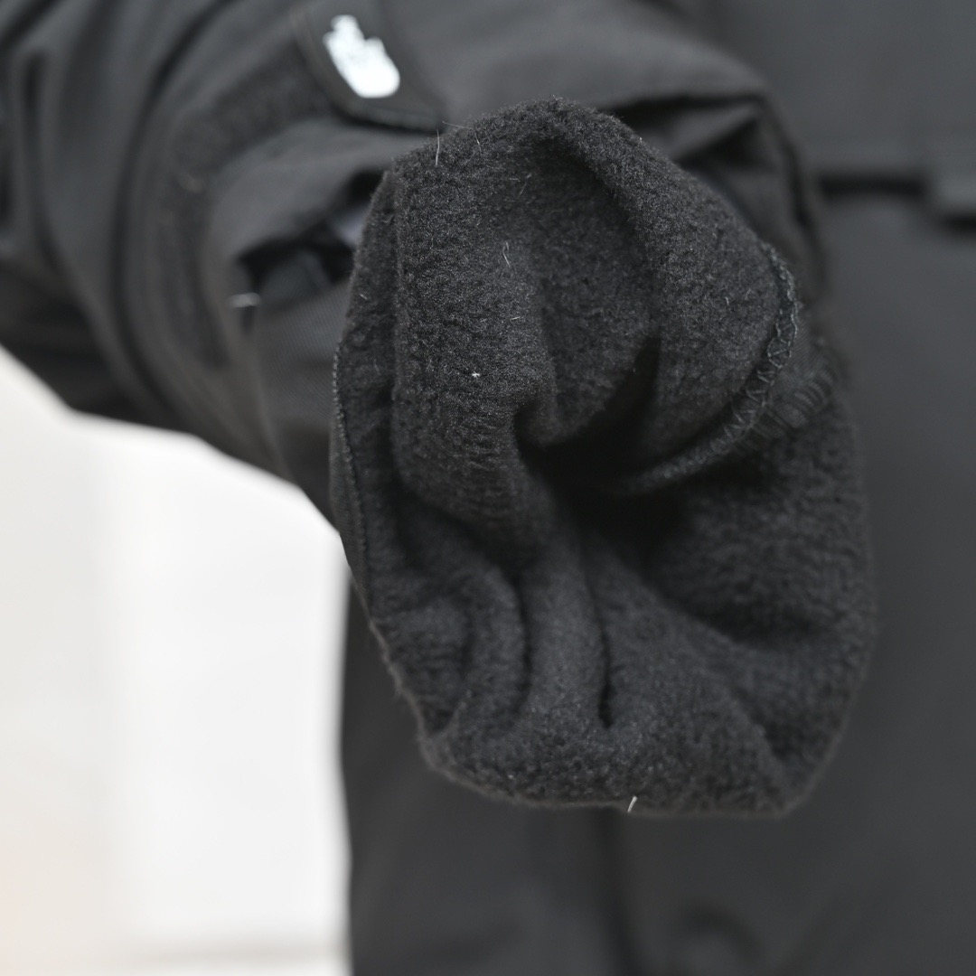 图片[5]-＃暖冬福利 北面THE NORTH FACE POLAR FW22 纯色Logo徽标多口袋抽绳厚款连帽工装羽绒服冬季 男女同款 申敏儿同款 设计理念： 这款是THE NORTH FACE 巅峰之作，高端于任何一款北面羽绒服，也是户外的登山系列，爆炸厚实，一般是在户外极寒天气穿着，基本上可以抵御零下几十度的严寒了，工艺十分复杂，并非单纯一件羽绒服那么简单，保暖程度不输大鹅，今年冬天一定需要这样一件厚实的过冬。 面料+特点： ✅ 内里填充90%正品一致的进口专用鹅绒，轻便，100%市面最高品质。 ✅ 采用经联盟RDS认证的高品质鹅绒填充，轻便不厚重且压缩后的蓬松度恢复性好。（ R·D·S不含任何不必要的动物伤害生产工序，从550蓬到950蓬不等，压缩性和温度重量也是衡量高品质，高填充度鹅线要指标） ✅单件成品1公斤以上，但是没有任何负重感，超级轻便，鹅绒广泛用于滑雪服，防寒服。 ✅原厂高密度户外防水材质，防风耐磨，防撕裂面料。 ✅ 里布380T最高标准，绝不跑绒，透气性极佳 ✅ 原版辅料五金全部原厂定做，100%还原复刻品质！ ✅多功能口袋，方便使用 ✅内里两侧印有保养清洗说明和衣服解释 ✅胸前贴饰有橡胶徽标logo ✅领口部分有防寒绒布，紧贴头颈，舒适又保暖 ✅ 原版辅料五金全部原厂定做，100%还原复刻品质，背部有内置网口袋 ✅ YKK吉田ISO9000品质顶级ZP拉链 工艺： 宽松版型，上身休闲舒适，为冬季户外提供保暖呵护，保暖性出色，穿着轻便不厚重。防潮,不易变形 ，容易清洁打理等特点，工艺成本极高 尺码：XS S M L XL XXL ​-选品中心