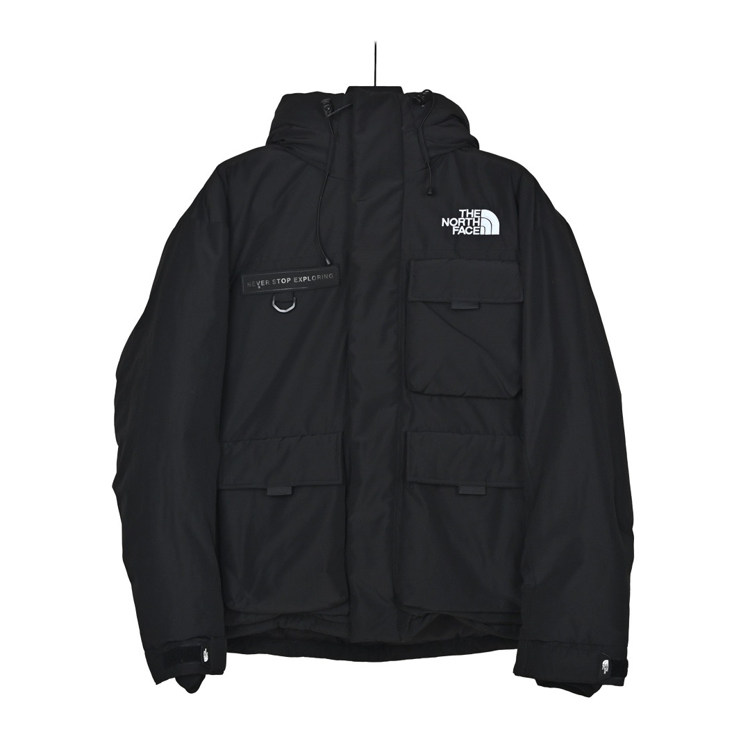 ＃暖冬福利 北面THE NORTH FACE POLAR FW22 纯色Logo徽标多口袋抽绳厚款连帽工装羽绒服冬季 男女同款 申敏儿同款 设计理念： 这款是THE NORTH FACE 巅峰之作，高端于任何一款北面羽绒服，也是户外的登山系列，爆炸厚实，一般是在户外极寒天气穿着，基本上可以抵御零下几十度的严寒了，工艺十分复杂，并非单纯一件羽绒服那么简单，保暖程度不输大鹅，今年冬天一定需要这样一件厚实的过冬。 面料+特点： ✅ 内里填充90%正品一致的进口专用鹅绒，轻便，100%市面最高品质。 ✅ 采用经联盟RDS认证的高品质鹅绒填充，轻便不厚重且压缩后的蓬松度恢复性好。（ R·D·S不含任何不必要的动物伤害生产工序，从550蓬到950蓬不等，压缩性和温度重量也是衡量高品质，高填充度鹅线要指标） ✅单件成品1公斤以上，但是没有任何负重感，超级轻便，鹅绒广泛用于滑雪服，防寒服。 ✅原厂高密度户外防水材质，防风耐磨，防撕裂面料。 ✅ 里布380T最高标准，绝不跑绒，透气性极佳 ✅ 原版辅料五金全部原厂定做，100%还原复刻品质！ ✅多功能口袋，方便使用 ✅内里两侧印有保养清洗说明和衣服解释 ✅胸前贴饰有橡胶徽标logo ✅领口部分有防寒绒布，紧贴头颈，舒适又保暖 ✅ 原版辅料五金全部原厂定做，100%还原复刻品质，背部有内置网口袋 ✅ YKK吉田ISO9000品质顶级ZP拉链 工艺： 宽松版型，上身休闲舒适，为冬季户外提供保暖呵护，保暖性出色，穿着轻便不厚重。防潮,不易变形 ，容易清洁打理等特点，工艺成本极高 尺码：XS S M L XL XXL ​-选品中心