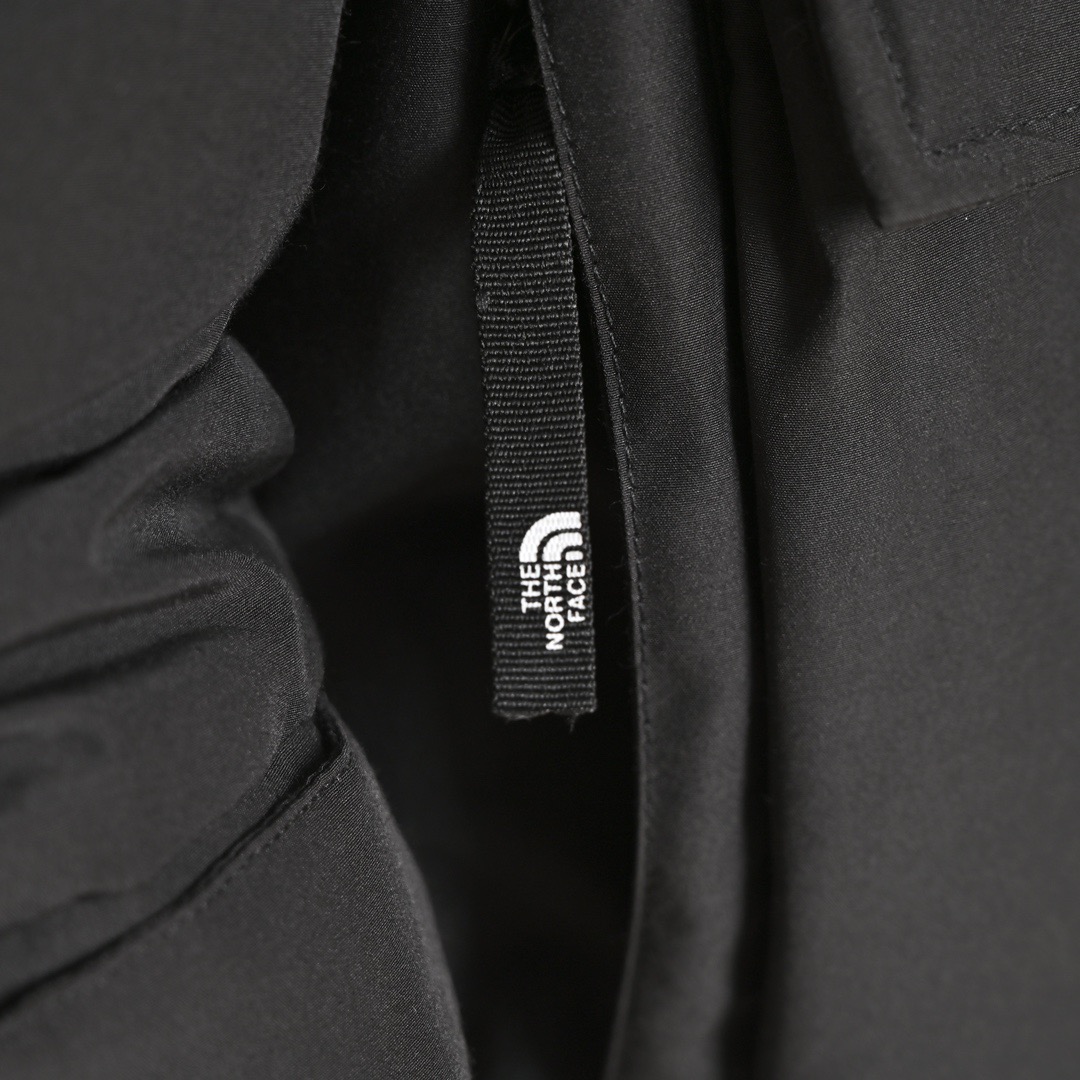 ＃暖冬福利 北面THE NORTH FACE POLAR FW22 纯色Logo徽标多口袋抽绳厚款连帽工装羽绒服冬季 男女同款 申敏儿同款 设计理念： 这款是THE NORTH FACE 巅峰之作，高端于任何一款北面羽绒服，也是户外的登山系列，爆炸厚实，一般是在户外极寒天气穿着，基本上可以抵御零下几十度的严寒了，工艺十分复杂，并非单纯一件羽绒服那么简单，保暖程度不输大鹅，今年冬天一定需要这样一件厚实的过冬。 面料+特点： ✅ 内里填充90%正品一致的进口专用鹅绒，轻便，100%市面最高品质。 ✅ 采用经联盟RDS认证的高品质鹅绒填充，轻便不厚重且压缩后的蓬松度恢复性好。（ R·D·S不含任何不必要的动物伤害生产工序，从550蓬到950蓬不等，压缩性和温度重量也是衡量高品质，高填充度鹅线要指标） ✅单件成品1公斤以上，但是没有任何负重感，超级轻便，鹅绒广泛用于滑雪服，防寒服。 ✅原厂高密度户外防水材质，防风耐磨，防撕裂面料。 ✅ 里布380T最高标准，绝不跑绒，透气性极佳 ✅ 原版辅料五金全部原厂定做，100%还原复刻品质！ ✅多功能口袋，方便使用 ✅内里两侧印有保养清洗说明和衣服解释 ✅胸前贴饰有橡胶徽标logo ✅领口部分有防寒绒布，紧贴头颈，舒适又保暖 ✅ 原版辅料五金全部原厂定做，100%还原复刻品质，背部有内置网口袋 ✅ YKK吉田ISO9000品质顶级ZP拉链 工艺： 宽松版型，上身休闲舒适，为冬季户外提供保暖呵护，保暖性出色，穿着轻便不厚重。防潮,不易变形 ，容易清洁打理等特点，工艺成本极高 尺码：XS S M L XL XXL ​-选品中心