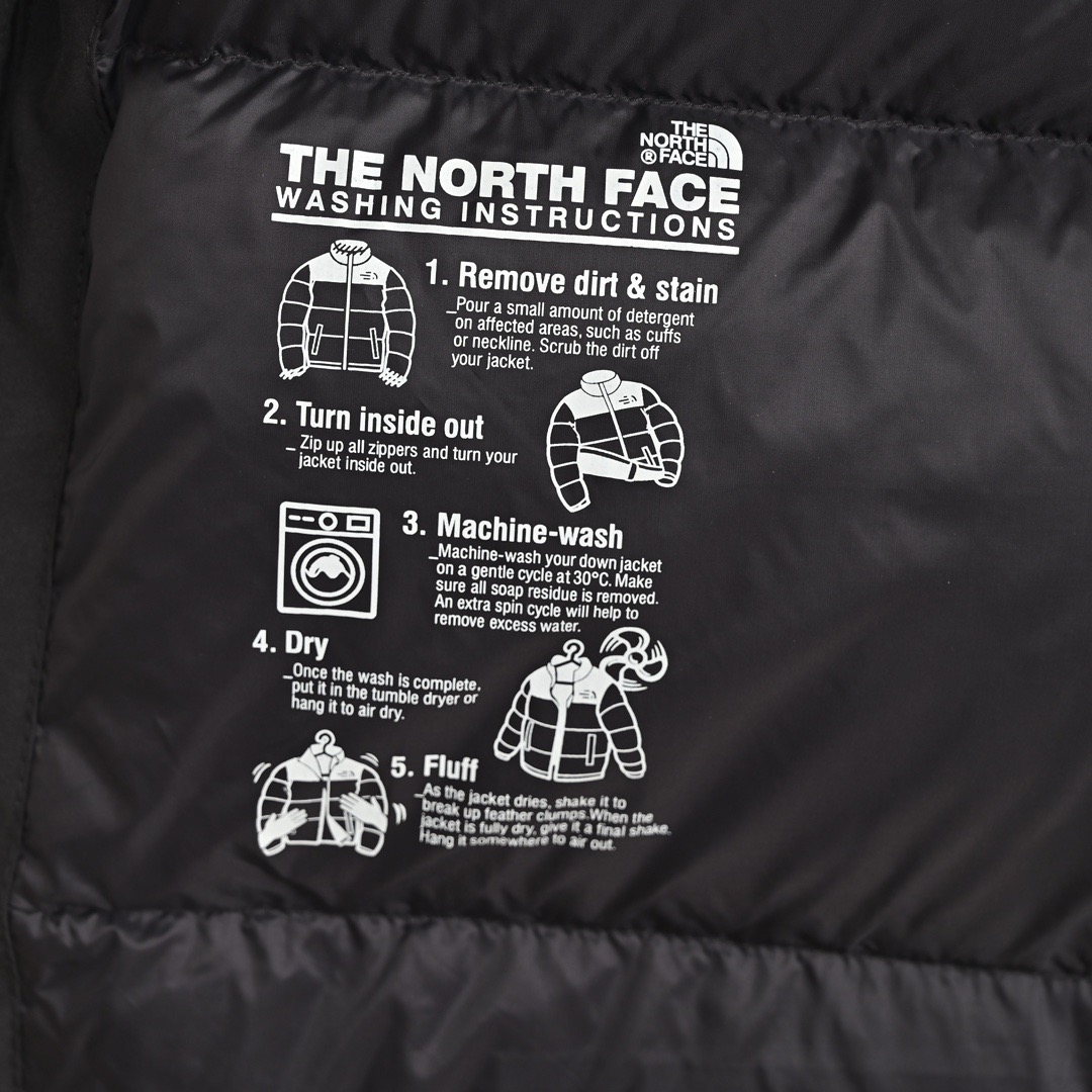 图片[5]-＃暖冬福利 北面THE NORTH FACE POLAR FW22 纯色Logo徽标多口袋抽绳厚款连帽工装羽绒服冬季 男女同款 申敏儿同款 设计理念： 这款是THE NORTH FACE 巅峰之作，高端于任何一款北面羽绒服，也是户外的登山系列，爆炸厚实，一般是在户外极寒天气穿着，基本上可以抵御零下几十度的严寒了，工艺十分复杂，并非单纯一件羽绒服那么简单，保暖程度不输大鹅，今年冬天一定需要这样一件厚实的过冬。 面料+特点： ✅ 内里填充90%正品一致的进口专用鹅绒，轻便，100%市面最高品质。 ✅ 采用经联盟RDS认证的高品质鹅绒填充，轻便不厚重且压缩后的蓬松度恢复性好。（ R·D·S不含任何不必要的动物伤害生产工序，从550蓬到950蓬不等，压缩性和温度重量也是衡量高品质，高填充度鹅线要指标） ✅单件成品1公斤以上，但是没有任何负重感，超级轻便，鹅绒广泛用于滑雪服，防寒服。 ✅原厂高密度户外防水材质，防风耐磨，防撕裂面料。 ✅ 里布380T最高标准，绝不跑绒，透气性极佳 ✅ 原版辅料五金全部原厂定做，100%还原复刻品质！ ✅多功能口袋，方便使用 ✅内里两侧印有保养清洗说明和衣服解释 ✅胸前贴饰有橡胶徽标logo ✅领口部分有防寒绒布，紧贴头颈，舒适又保暖 ✅ 原版辅料五金全部原厂定做，100%还原复刻品质，背部有内置网口袋 ✅ YKK吉田ISO9000品质顶级ZP拉链 工艺： 宽松版型，上身休闲舒适，为冬季户外提供保暖呵护，保暖性出色，穿着轻便不厚重。防潮,不易变形 ，容易清洁打理等特点，工艺成本极高 尺码：XS S M L XL XXL ​-选品中心