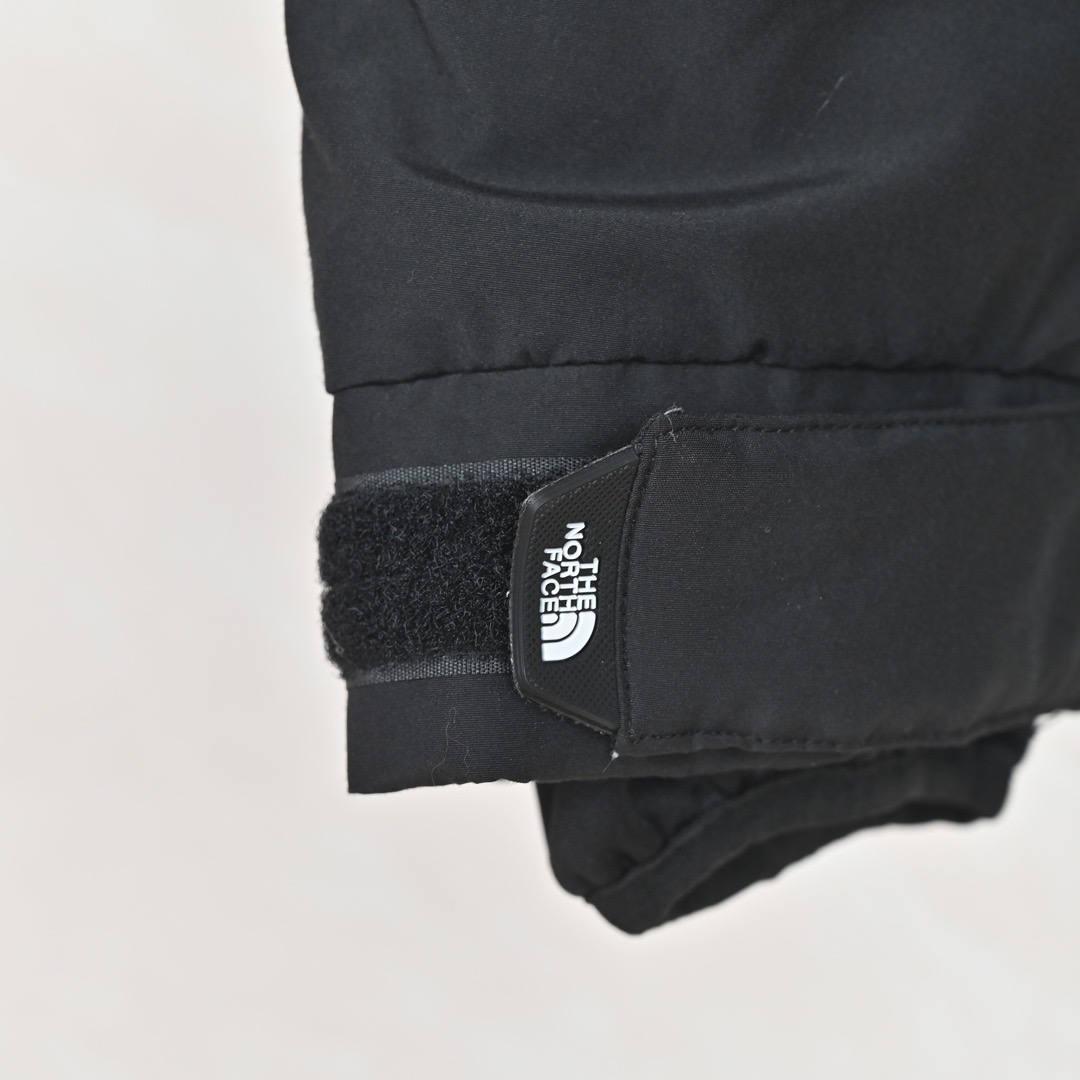 图片[9]-＃暖冬福利 北面THE NORTH FACE POLAR FW22 纯色Logo徽标多口袋抽绳厚款连帽工装羽绒服冬季 男女同款 申敏儿同款 设计理念： 这款是THE NORTH FACE 巅峰之作，高端于任何一款北面羽绒服，也是户外的登山系列，爆炸厚实，一般是在户外极寒天气穿着，基本上可以抵御零下几十度的严寒了，工艺十分复杂，并非单纯一件羽绒服那么简单，保暖程度不输大鹅，今年冬天一定需要这样一件厚实的过冬。 面料+特点： ✅ 内里填充90%正品一致的进口专用鹅绒，轻便，100%市面最高品质。 ✅ 采用经联盟RDS认证的高品质鹅绒填充，轻便不厚重且压缩后的蓬松度恢复性好。（ R·D·S不含任何不必要的动物伤害生产工序，从550蓬到950蓬不等，压缩性和温度重量也是衡量高品质，高填充度鹅线要指标） ✅单件成品1公斤以上，但是没有任何负重感，超级轻便，鹅绒广泛用于滑雪服，防寒服。 ✅原厂高密度户外防水材质，防风耐磨，防撕裂面料。 ✅ 里布380T最高标准，绝不跑绒，透气性极佳 ✅ 原版辅料五金全部原厂定做，100%还原复刻品质！ ✅多功能口袋，方便使用 ✅内里两侧印有保养清洗说明和衣服解释 ✅胸前贴饰有橡胶徽标logo ✅领口部分有防寒绒布，紧贴头颈，舒适又保暖 ✅ 原版辅料五金全部原厂定做，100%还原复刻品质，背部有内置网口袋 ✅ YKK吉田ISO9000品质顶级ZP拉链 工艺： 宽松版型，上身休闲舒适，为冬季户外提供保暖呵护，保暖性出色，穿着轻便不厚重。防潮,不易变形 ，容易清洁打理等特点，工艺成本极高 尺码：XS S M L XL XXL ​-选品中心