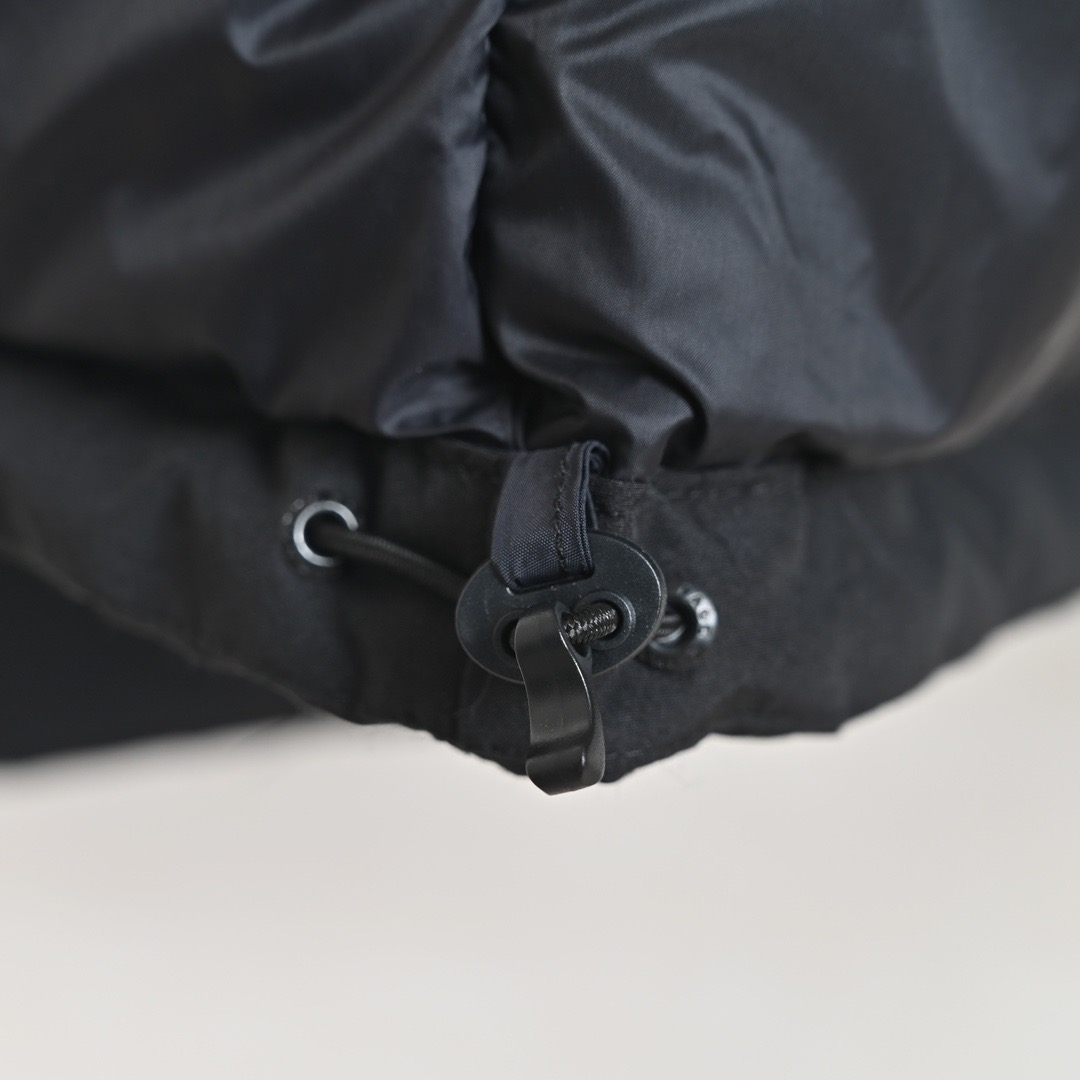 图片[7]-＃暖冬福利 北面THE NORTH FACE POLAR FW22 纯色Logo徽标多口袋抽绳厚款连帽工装羽绒服冬季 男女同款 申敏儿同款 设计理念： 这款是THE NORTH FACE 巅峰之作，高端于任何一款北面羽绒服，也是户外的登山系列，爆炸厚实，一般是在户外极寒天气穿着，基本上可以抵御零下几十度的严寒了，工艺十分复杂，并非单纯一件羽绒服那么简单，保暖程度不输大鹅，今年冬天一定需要这样一件厚实的过冬。 面料+特点： ✅ 内里填充90%正品一致的进口专用鹅绒，轻便，100%市面最高品质。 ✅ 采用经联盟RDS认证的高品质鹅绒填充，轻便不厚重且压缩后的蓬松度恢复性好。（ R·D·S不含任何不必要的动物伤害生产工序，从550蓬到950蓬不等，压缩性和温度重量也是衡量高品质，高填充度鹅线要指标） ✅单件成品1公斤以上，但是没有任何负重感，超级轻便，鹅绒广泛用于滑雪服，防寒服。 ✅原厂高密度户外防水材质，防风耐磨，防撕裂面料。 ✅ 里布380T最高标准，绝不跑绒，透气性极佳 ✅ 原版辅料五金全部原厂定做，100%还原复刻品质！ ✅多功能口袋，方便使用 ✅内里两侧印有保养清洗说明和衣服解释 ✅胸前贴饰有橡胶徽标logo ✅领口部分有防寒绒布，紧贴头颈，舒适又保暖 ✅ 原版辅料五金全部原厂定做，100%还原复刻品质，背部有内置网口袋 ✅ YKK吉田ISO9000品质顶级ZP拉链 工艺： 宽松版型，上身休闲舒适，为冬季户外提供保暖呵护，保暖性出色，穿着轻便不厚重。防潮,不易变形 ，容易清洁打理等特点，工艺成本极高 尺码：XS S M L XL XXL ​-选品中心