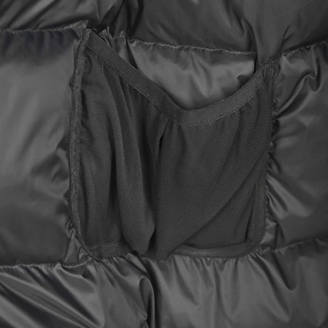 图片[4]-＃暖冬福利 北面THE NORTH FACE POLAR FW22 纯色Logo徽标多口袋抽绳厚款连帽工装羽绒服冬季 男女同款 申敏儿同款 设计理念： 这款是THE NORTH FACE 巅峰之作，高端于任何一款北面羽绒服，也是户外的登山系列，爆炸厚实，一般是在户外极寒天气穿着，基本上可以抵御零下几十度的严寒了，工艺十分复杂，并非单纯一件羽绒服那么简单，保暖程度不输大鹅，今年冬天一定需要这样一件厚实的过冬。 面料+特点： ✅ 内里填充90%正品一致的进口专用鹅绒，轻便，100%市面最高品质。 ✅ 采用经联盟RDS认证的高品质鹅绒填充，轻便不厚重且压缩后的蓬松度恢复性好。（ R·D·S不含任何不必要的动物伤害生产工序，从550蓬到950蓬不等，压缩性和温度重量也是衡量高品质，高填充度鹅线要指标） ✅单件成品1公斤以上，但是没有任何负重感，超级轻便，鹅绒广泛用于滑雪服，防寒服。 ✅原厂高密度户外防水材质，防风耐磨，防撕裂面料。 ✅ 里布380T最高标准，绝不跑绒，透气性极佳 ✅ 原版辅料五金全部原厂定做，100%还原复刻品质！ ✅多功能口袋，方便使用 ✅内里两侧印有保养清洗说明和衣服解释 ✅胸前贴饰有橡胶徽标logo ✅领口部分有防寒绒布，紧贴头颈，舒适又保暖 ✅ 原版辅料五金全部原厂定做，100%还原复刻品质，背部有内置网口袋 ✅ YKK吉田ISO9000品质顶级ZP拉链 工艺： 宽松版型，上身休闲舒适，为冬季户外提供保暖呵护，保暖性出色，穿着轻便不厚重。防潮,不易变形 ，容易清洁打理等特点，工艺成本极高 尺码：XS S M L XL XXL ​-选品中心