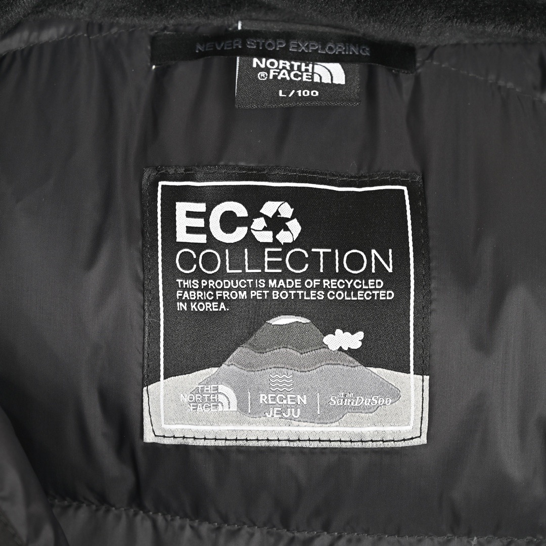 图片[2]-＃暖冬福利 北面THE NORTH FACE POLAR FW22 纯色Logo徽标多口袋抽绳厚款连帽工装羽绒服冬季 男女同款 申敏儿同款 设计理念： 这款是THE NORTH FACE 巅峰之作，高端于任何一款北面羽绒服，也是户外的登山系列，爆炸厚实，一般是在户外极寒天气穿着，基本上可以抵御零下几十度的严寒了，工艺十分复杂，并非单纯一件羽绒服那么简单，保暖程度不输大鹅，今年冬天一定需要这样一件厚实的过冬。 面料+特点： ✅ 内里填充90%正品一致的进口专用鹅绒，轻便，100%市面最高品质。 ✅ 采用经联盟RDS认证的高品质鹅绒填充，轻便不厚重且压缩后的蓬松度恢复性好。（ R·D·S不含任何不必要的动物伤害生产工序，从550蓬到950蓬不等，压缩性和温度重量也是衡量高品质，高填充度鹅线要指标） ✅单件成品1公斤以上，但是没有任何负重感，超级轻便，鹅绒广泛用于滑雪服，防寒服。 ✅原厂高密度户外防水材质，防风耐磨，防撕裂面料。 ✅ 里布380T最高标准，绝不跑绒，透气性极佳 ✅ 原版辅料五金全部原厂定做，100%还原复刻品质！ ✅多功能口袋，方便使用 ✅内里两侧印有保养清洗说明和衣服解释 ✅胸前贴饰有橡胶徽标logo ✅领口部分有防寒绒布，紧贴头颈，舒适又保暖 ✅ 原版辅料五金全部原厂定做，100%还原复刻品质，背部有内置网口袋 ✅ YKK吉田ISO9000品质顶级ZP拉链 工艺： 宽松版型，上身休闲舒适，为冬季户外提供保暖呵护，保暖性出色，穿着轻便不厚重。防潮,不易变形 ，容易清洁打理等特点，工艺成本极高 尺码：XS S M L XL XXL ​-选品中心