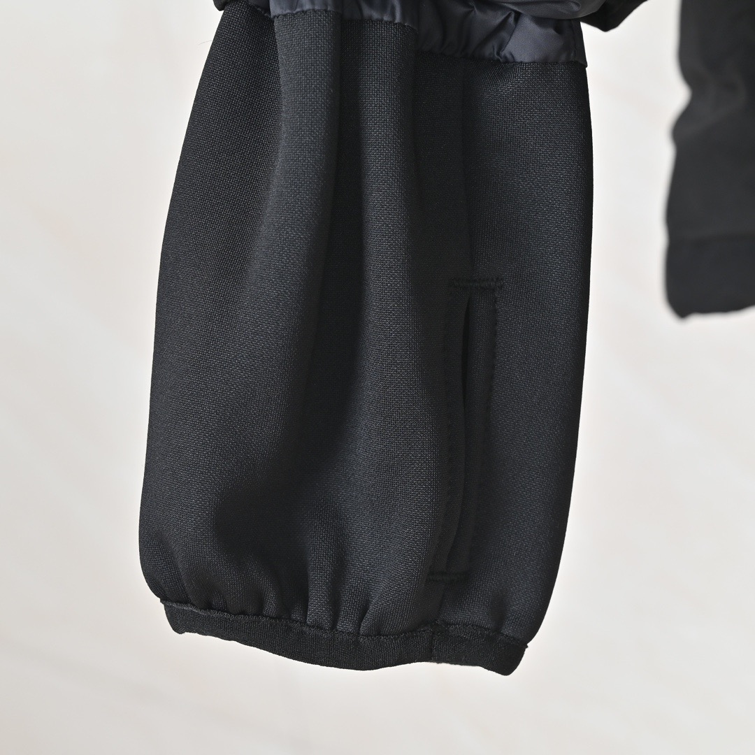 图片[8]-＃暖冬福利 北面THE NORTH FACE POLAR FW22 纯色Logo徽标多口袋抽绳厚款连帽工装羽绒服冬季 男女同款 申敏儿同款 设计理念： 这款是THE NORTH FACE 巅峰之作，高端于任何一款北面羽绒服，也是户外的登山系列，爆炸厚实，一般是在户外极寒天气穿着，基本上可以抵御零下几十度的严寒了，工艺十分复杂，并非单纯一件羽绒服那么简单，保暖程度不输大鹅，今年冬天一定需要这样一件厚实的过冬。 面料+特点： ✅ 内里填充90%正品一致的进口专用鹅绒，轻便，100%市面最高品质。 ✅ 采用经联盟RDS认证的高品质鹅绒填充，轻便不厚重且压缩后的蓬松度恢复性好。（ R·D·S不含任何不必要的动物伤害生产工序，从550蓬到950蓬不等，压缩性和温度重量也是衡量高品质，高填充度鹅线要指标） ✅单件成品1公斤以上，但是没有任何负重感，超级轻便，鹅绒广泛用于滑雪服，防寒服。 ✅原厂高密度户外防水材质，防风耐磨，防撕裂面料。 ✅ 里布380T最高标准，绝不跑绒，透气性极佳 ✅ 原版辅料五金全部原厂定做，100%还原复刻品质！ ✅多功能口袋，方便使用 ✅内里两侧印有保养清洗说明和衣服解释 ✅胸前贴饰有橡胶徽标logo ✅领口部分有防寒绒布，紧贴头颈，舒适又保暖 ✅ 原版辅料五金全部原厂定做，100%还原复刻品质，背部有内置网口袋 ✅ YKK吉田ISO9000品质顶级ZP拉链 工艺： 宽松版型，上身休闲舒适，为冬季户外提供保暖呵护，保暖性出色，穿着轻便不厚重。防潮,不易变形 ，容易清洁打理等特点，工艺成本极高 尺码：XS S M L XL XXL ​-选品中心