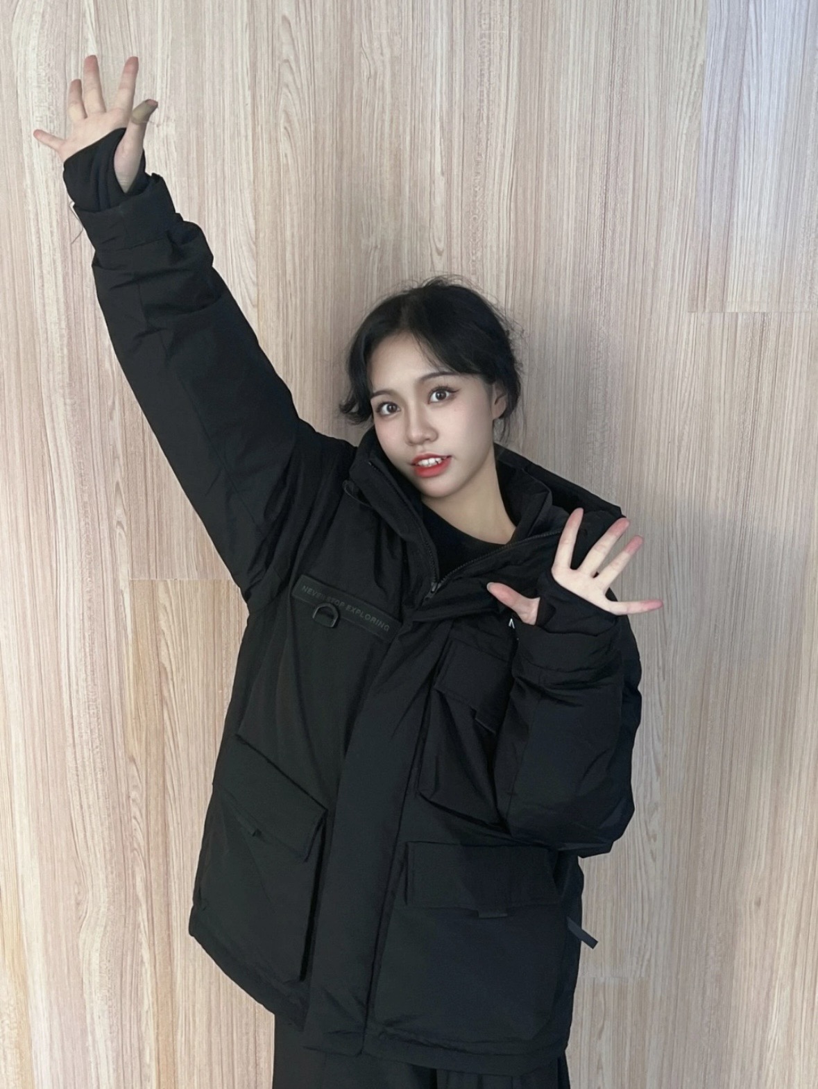 图片[7]-＃暖冬福利 北面THE NORTH FACE POLAR FW22 纯色Logo徽标多口袋抽绳厚款连帽工装羽绒服冬季 男女同款 申敏儿同款 设计理念： 这款是THE NORTH FACE 巅峰之作，高端于任何一款北面羽绒服，也是户外的登山系列，爆炸厚实，一般是在户外极寒天气穿着，基本上可以抵御零下几十度的严寒了，工艺十分复杂，并非单纯一件羽绒服那么简单，保暖程度不输大鹅，今年冬天一定需要这样一件厚实的过冬。 面料+特点： ✅ 内里填充90%正品一致的进口专用鹅绒，轻便，100%市面最高品质。 ✅ 采用经联盟RDS认证的高品质鹅绒填充，轻便不厚重且压缩后的蓬松度恢复性好。（ R·D·S不含任何不必要的动物伤害生产工序，从550蓬到950蓬不等，压缩性和温度重量也是衡量高品质，高填充度鹅线要指标） ✅单件成品1公斤以上，但是没有任何负重感，超级轻便，鹅绒广泛用于滑雪服，防寒服。 ✅原厂高密度户外防水材质，防风耐磨，防撕裂面料。 ✅ 里布380T最高标准，绝不跑绒，透气性极佳 ✅ 原版辅料五金全部原厂定做，100%还原复刻品质！ ✅多功能口袋，方便使用 ✅内里两侧印有保养清洗说明和衣服解释 ✅胸前贴饰有橡胶徽标logo ✅领口部分有防寒绒布，紧贴头颈，舒适又保暖 ✅ 原版辅料五金全部原厂定做，100%还原复刻品质，背部有内置网口袋 ✅ YKK吉田ISO9000品质顶级ZP拉链 工艺： 宽松版型，上身休闲舒适，为冬季户外提供保暖呵护，保暖性出色，穿着轻便不厚重。防潮,不易变形 ，容易清洁打理等特点，工艺成本极高 尺码：XS S M L XL XXL ​-选品中心