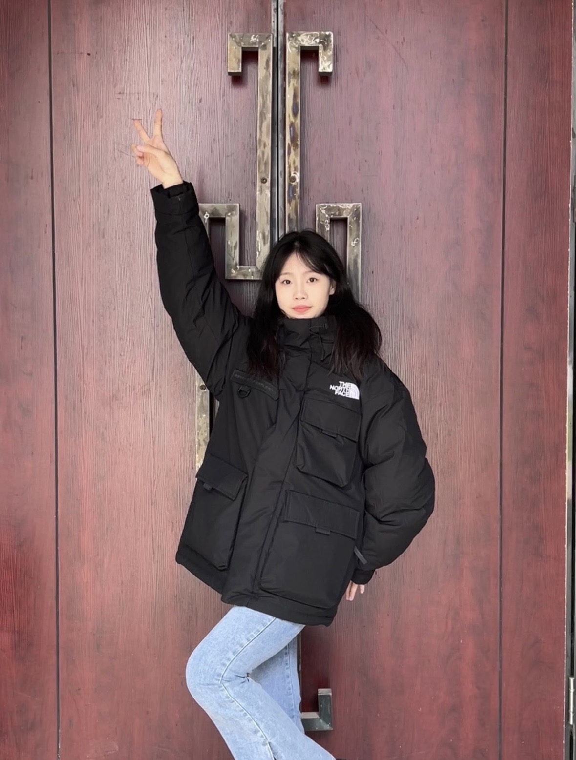 图片[4]-＃暖冬福利 北面THE NORTH FACE POLAR FW22 纯色Logo徽标多口袋抽绳厚款连帽工装羽绒服冬季 男女同款 申敏儿同款 设计理念： 这款是THE NORTH FACE 巅峰之作，高端于任何一款北面羽绒服，也是户外的登山系列，爆炸厚实，一般是在户外极寒天气穿着，基本上可以抵御零下几十度的严寒了，工艺十分复杂，并非单纯一件羽绒服那么简单，保暖程度不输大鹅，今年冬天一定需要这样一件厚实的过冬。 面料+特点： ✅ 内里填充90%正品一致的进口专用鹅绒，轻便，100%市面最高品质。 ✅ 采用经联盟RDS认证的高品质鹅绒填充，轻便不厚重且压缩后的蓬松度恢复性好。（ R·D·S不含任何不必要的动物伤害生产工序，从550蓬到950蓬不等，压缩性和温度重量也是衡量高品质，高填充度鹅线要指标） ✅单件成品1公斤以上，但是没有任何负重感，超级轻便，鹅绒广泛用于滑雪服，防寒服。 ✅原厂高密度户外防水材质，防风耐磨，防撕裂面料。 ✅ 里布380T最高标准，绝不跑绒，透气性极佳 ✅ 原版辅料五金全部原厂定做，100%还原复刻品质！ ✅多功能口袋，方便使用 ✅内里两侧印有保养清洗说明和衣服解释 ✅胸前贴饰有橡胶徽标logo ✅领口部分有防寒绒布，紧贴头颈，舒适又保暖 ✅ 原版辅料五金全部原厂定做，100%还原复刻品质，背部有内置网口袋 ✅ YKK吉田ISO9000品质顶级ZP拉链 工艺： 宽松版型，上身休闲舒适，为冬季户外提供保暖呵护，保暖性出色，穿着轻便不厚重。防潮,不易变形 ，容易清洁打理等特点，工艺成本极高 尺码：XS S M L XL XXL ​-选品中心