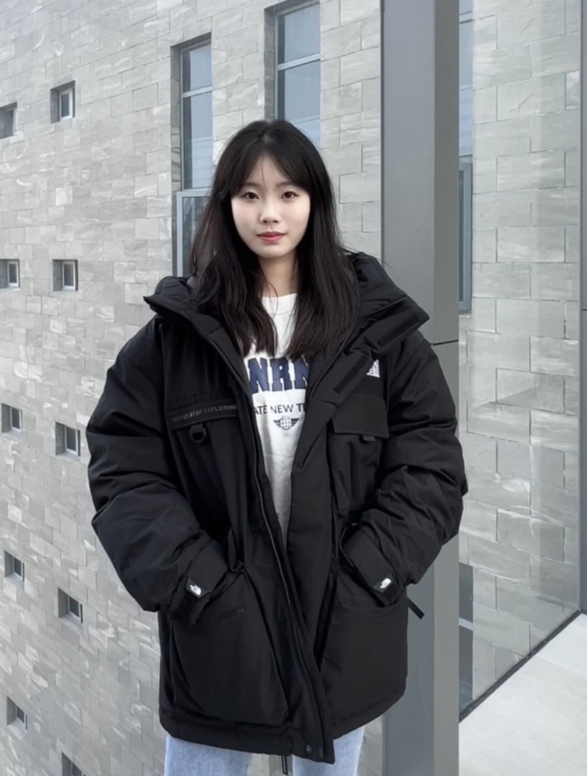 ＃暖冬福利 北面THE NORTH FACE POLAR FW22 纯色Logo徽标多口袋抽绳厚款连帽工装羽绒服冬季 男女同款 申敏儿同款 设计理念： 这款是THE NORTH FACE 巅峰之作，高端于任何一款北面羽绒服，也是户外的登山系列，爆炸厚实，一般是在户外极寒天气穿着，基本上可以抵御零下几十度的严寒了，工艺十分复杂，并非单纯一件羽绒服那么简单，保暖程度不输大鹅，今年冬天一定需要这样一件厚实的过冬。 面料+特点： ✅ 内里填充90%正品一致的进口专用鹅绒，轻便，100%市面最高品质。 ✅ 采用经联盟RDS认证的高品质鹅绒填充，轻便不厚重且压缩后的蓬松度恢复性好。（ R·D·S不含任何不必要的动物伤害生产工序，从550蓬到950蓬不等，压缩性和温度重量也是衡量高品质，高填充度鹅线要指标） ✅单件成品1公斤以上，但是没有任何负重感，超级轻便，鹅绒广泛用于滑雪服，防寒服。 ✅原厂高密度户外防水材质，防风耐磨，防撕裂面料。 ✅ 里布380T最高标准，绝不跑绒，透气性极佳 ✅ 原版辅料五金全部原厂定做，100%还原复刻品质！ ✅多功能口袋，方便使用 ✅内里两侧印有保养清洗说明和衣服解释 ✅胸前贴饰有橡胶徽标logo ✅领口部分有防寒绒布，紧贴头颈，舒适又保暖 ✅ 原版辅料五金全部原厂定做，100%还原复刻品质，背部有内置网口袋 ✅ YKK吉田ISO9000品质顶级ZP拉链 工艺： 宽松版型，上身休闲舒适，为冬季户外提供保暖呵护，保暖性出色，穿着轻便不厚重。防潮,不易变形 ，容易清洁打理等特点，工艺成本极高 尺码：XS S M L XL XXL ​-选品中心