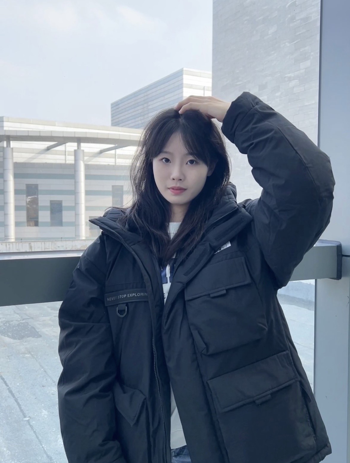 图片[3]-＃暖冬福利 北面THE NORTH FACE POLAR FW22 纯色Logo徽标多口袋抽绳厚款连帽工装羽绒服冬季 男女同款 申敏儿同款 设计理念： 这款是THE NORTH FACE 巅峰之作，高端于任何一款北面羽绒服，也是户外的登山系列，爆炸厚实，一般是在户外极寒天气穿着，基本上可以抵御零下几十度的严寒了，工艺十分复杂，并非单纯一件羽绒服那么简单，保暖程度不输大鹅，今年冬天一定需要这样一件厚实的过冬。 面料+特点： ✅ 内里填充90%正品一致的进口专用鹅绒，轻便，100%市面最高品质。 ✅ 采用经联盟RDS认证的高品质鹅绒填充，轻便不厚重且压缩后的蓬松度恢复性好。（ R·D·S不含任何不必要的动物伤害生产工序，从550蓬到950蓬不等，压缩性和温度重量也是衡量高品质，高填充度鹅线要指标） ✅单件成品1公斤以上，但是没有任何负重感，超级轻便，鹅绒广泛用于滑雪服，防寒服。 ✅原厂高密度户外防水材质，防风耐磨，防撕裂面料。 ✅ 里布380T最高标准，绝不跑绒，透气性极佳 ✅ 原版辅料五金全部原厂定做，100%还原复刻品质！ ✅多功能口袋，方便使用 ✅内里两侧印有保养清洗说明和衣服解释 ✅胸前贴饰有橡胶徽标logo ✅领口部分有防寒绒布，紧贴头颈，舒适又保暖 ✅ 原版辅料五金全部原厂定做，100%还原复刻品质，背部有内置网口袋 ✅ YKK吉田ISO9000品质顶级ZP拉链 工艺： 宽松版型，上身休闲舒适，为冬季户外提供保暖呵护，保暖性出色，穿着轻便不厚重。防潮,不易变形 ，容易清洁打理等特点，工艺成本极高 尺码：XS S M L XL XXL ​-选品中心