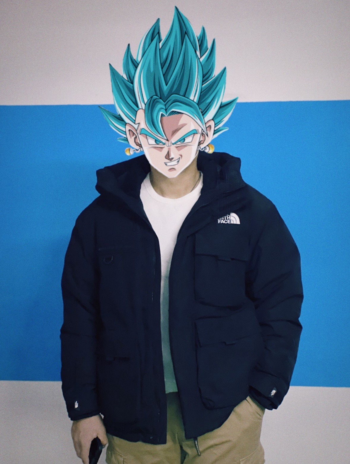 图片[8]-＃暖冬福利 北面THE NORTH FACE POLAR FW22 纯色Logo徽标多口袋抽绳厚款连帽工装羽绒服冬季 男女同款 申敏儿同款 设计理念： 这款是THE NORTH FACE 巅峰之作，高端于任何一款北面羽绒服，也是户外的登山系列，爆炸厚实，一般是在户外极寒天气穿着，基本上可以抵御零下几十度的严寒了，工艺十分复杂，并非单纯一件羽绒服那么简单，保暖程度不输大鹅，今年冬天一定需要这样一件厚实的过冬。 面料+特点： ✅ 内里填充90%正品一致的进口专用鹅绒，轻便，100%市面最高品质。 ✅ 采用经联盟RDS认证的高品质鹅绒填充，轻便不厚重且压缩后的蓬松度恢复性好。（ R·D·S不含任何不必要的动物伤害生产工序，从550蓬到950蓬不等，压缩性和温度重量也是衡量高品质，高填充度鹅线要指标） ✅单件成品1公斤以上，但是没有任何负重感，超级轻便，鹅绒广泛用于滑雪服，防寒服。 ✅原厂高密度户外防水材质，防风耐磨，防撕裂面料。 ✅ 里布380T最高标准，绝不跑绒，透气性极佳 ✅ 原版辅料五金全部原厂定做，100%还原复刻品质！ ✅多功能口袋，方便使用 ✅内里两侧印有保养清洗说明和衣服解释 ✅胸前贴饰有橡胶徽标logo ✅领口部分有防寒绒布，紧贴头颈，舒适又保暖 ✅ 原版辅料五金全部原厂定做，100%还原复刻品质，背部有内置网口袋 ✅ YKK吉田ISO9000品质顶级ZP拉链 工艺： 宽松版型，上身休闲舒适，为冬季户外提供保暖呵护，保暖性出色，穿着轻便不厚重。防潮,不易变形 ，容易清洁打理等特点，工艺成本极高 尺码：XS S M L XL XXL ​-选品中心