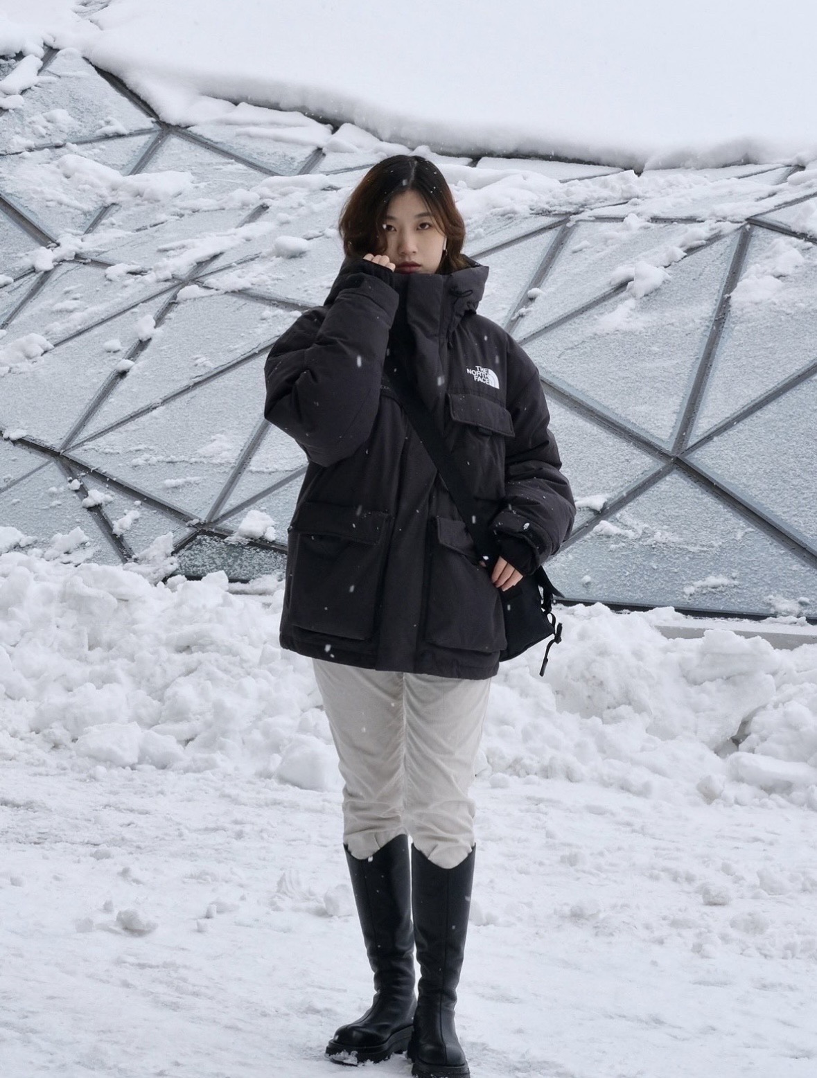 图片[9]-＃暖冬福利 北面THE NORTH FACE POLAR FW22 纯色Logo徽标多口袋抽绳厚款连帽工装羽绒服冬季 男女同款 申敏儿同款 设计理念： 这款是THE NORTH FACE 巅峰之作，高端于任何一款北面羽绒服，也是户外的登山系列，爆炸厚实，一般是在户外极寒天气穿着，基本上可以抵御零下几十度的严寒了，工艺十分复杂，并非单纯一件羽绒服那么简单，保暖程度不输大鹅，今年冬天一定需要这样一件厚实的过冬。 面料+特点： ✅ 内里填充90%正品一致的进口专用鹅绒，轻便，100%市面最高品质。 ✅ 采用经联盟RDS认证的高品质鹅绒填充，轻便不厚重且压缩后的蓬松度恢复性好。（ R·D·S不含任何不必要的动物伤害生产工序，从550蓬到950蓬不等，压缩性和温度重量也是衡量高品质，高填充度鹅线要指标） ✅单件成品1公斤以上，但是没有任何负重感，超级轻便，鹅绒广泛用于滑雪服，防寒服。 ✅原厂高密度户外防水材质，防风耐磨，防撕裂面料。 ✅ 里布380T最高标准，绝不跑绒，透气性极佳 ✅ 原版辅料五金全部原厂定做，100%还原复刻品质！ ✅多功能口袋，方便使用 ✅内里两侧印有保养清洗说明和衣服解释 ✅胸前贴饰有橡胶徽标logo ✅领口部分有防寒绒布，紧贴头颈，舒适又保暖 ✅ 原版辅料五金全部原厂定做，100%还原复刻品质，背部有内置网口袋 ✅ YKK吉田ISO9000品质顶级ZP拉链 工艺： 宽松版型，上身休闲舒适，为冬季户外提供保暖呵护，保暖性出色，穿着轻便不厚重。防潮,不易变形 ，容易清洁打理等特点，工艺成本极高 尺码：XS S M L XL XXL ​-选品中心