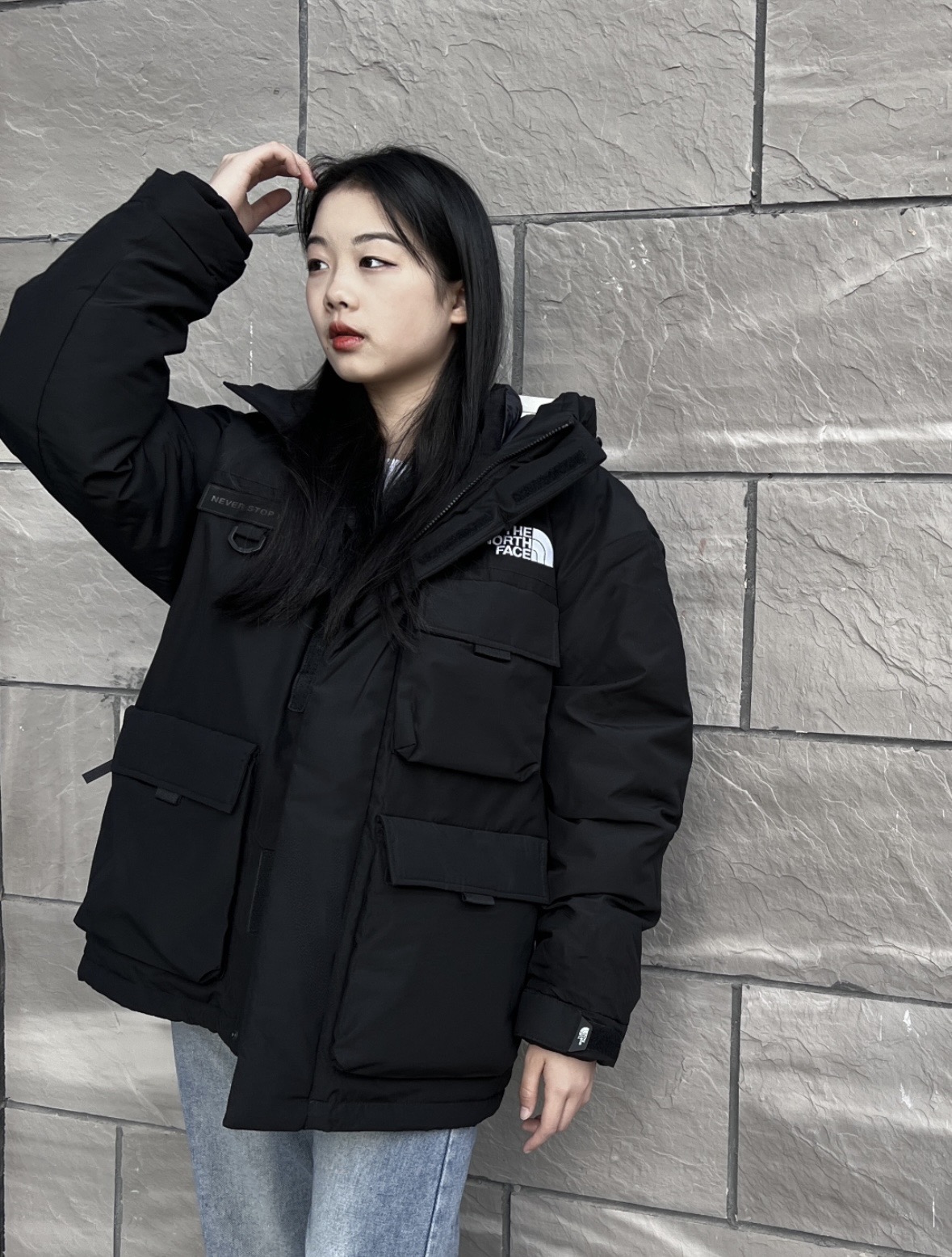 图片[2]-＃暖冬福利 北面THE NORTH FACE POLAR FW22 纯色Logo徽标多口袋抽绳厚款连帽工装羽绒服冬季 男女同款 申敏儿同款 设计理念： 这款是THE NORTH FACE 巅峰之作，高端于任何一款北面羽绒服，也是户外的登山系列，爆炸厚实，一般是在户外极寒天气穿着，基本上可以抵御零下几十度的严寒了，工艺十分复杂，并非单纯一件羽绒服那么简单，保暖程度不输大鹅，今年冬天一定需要这样一件厚实的过冬。 面料+特点： ✅ 内里填充90%正品一致的进口专用鹅绒，轻便，100%市面最高品质。 ✅ 采用经联盟RDS认证的高品质鹅绒填充，轻便不厚重且压缩后的蓬松度恢复性好。（ R·D·S不含任何不必要的动物伤害生产工序，从550蓬到950蓬不等，压缩性和温度重量也是衡量高品质，高填充度鹅线要指标） ✅单件成品1公斤以上，但是没有任何负重感，超级轻便，鹅绒广泛用于滑雪服，防寒服。 ✅原厂高密度户外防水材质，防风耐磨，防撕裂面料。 ✅ 里布380T最高标准，绝不跑绒，透气性极佳 ✅ 原版辅料五金全部原厂定做，100%还原复刻品质！ ✅多功能口袋，方便使用 ✅内里两侧印有保养清洗说明和衣服解释 ✅胸前贴饰有橡胶徽标logo ✅领口部分有防寒绒布，紧贴头颈，舒适又保暖 ✅ 原版辅料五金全部原厂定做，100%还原复刻品质，背部有内置网口袋 ✅ YKK吉田ISO9000品质顶级ZP拉链 工艺： 宽松版型，上身休闲舒适，为冬季户外提供保暖呵护，保暖性出色，穿着轻便不厚重。防潮,不易变形 ，容易清洁打理等特点，工艺成本极高 尺码：XS S M L XL XXL ​-选品中心