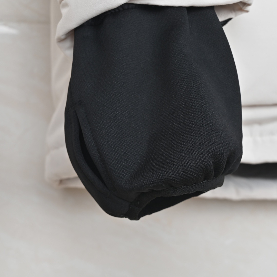 图片[6]-＃暖冬福利 北面THE NORTH FACE POLAR FW22 纯色Logo徽标多口袋抽绳厚款连帽工装羽绒服冬季 男女同款 申敏儿同款 设计理念： 这款是THE NORTH FACE 巅峰之作，高端于任何一款北面羽绒服，也是户外的登山系列，爆炸厚实，一般是在户外极寒天气穿着，基本上可以抵御零下几十度的严寒了，工艺十分复杂，并非单纯一件羽绒服那么简单，保暖程度不输大鹅，今年冬天一定需要这样一件厚实的过冬。 面料+特点： ✅ 内里填充90%正品一致的进口专用鹅绒，轻便，100%市面最高品质。 ✅ 采用经联盟RDS认证的高品质鹅绒填充，轻便不厚重且压缩后的蓬松度恢复性好。（ R·D·S不含任何不必要的动物伤害生产工序，从550蓬到950蓬不等，压缩性和温度重量也是衡量高品质，高填充度鹅线要指标） ✅单件成品1公斤以上，但是没有任何负重感，超级轻便，鹅绒广泛用于滑雪服，防寒服。 ✅原厂高密度户外防水材质，防风耐磨，防撕裂面料。 ✅ 里布380T最高标准，绝不跑绒，透气性极佳 ✅ 原版辅料五金全部原厂定做，100%还原复刻品质！ ✅多功能口袋，方便使用 ✅内里两侧印有保养清洗说明和衣服解释 ✅胸前贴饰有橡胶徽标logo ✅领口部分有防寒绒布，紧贴头颈，舒适又保暖 ✅ 原版辅料五金全部原厂定做，100%还原复刻品质，背部有内置网口袋 ✅ YKK吉田ISO9000品质顶级ZP拉链 工艺： 宽松版型，上身休闲舒适，为冬季户外提供保暖呵护，保暖性出色，穿着轻便不厚重。防潮,不易变形 ，容易清洁打理等特点，工艺成本极高 尺码：XS S M L XL XXL ​-选品中心