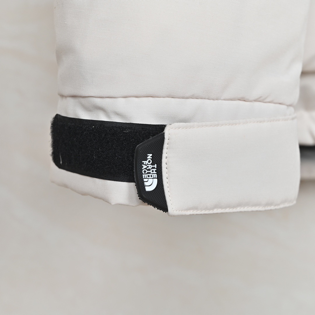 图片[5]-＃暖冬福利 北面THE NORTH FACE POLAR FW22 纯色Logo徽标多口袋抽绳厚款连帽工装羽绒服冬季 男女同款 申敏儿同款 设计理念： 这款是THE NORTH FACE 巅峰之作，高端于任何一款北面羽绒服，也是户外的登山系列，爆炸厚实，一般是在户外极寒天气穿着，基本上可以抵御零下几十度的严寒了，工艺十分复杂，并非单纯一件羽绒服那么简单，保暖程度不输大鹅，今年冬天一定需要这样一件厚实的过冬。 面料+特点： ✅ 内里填充90%正品一致的进口专用鹅绒，轻便，100%市面最高品质。 ✅ 采用经联盟RDS认证的高品质鹅绒填充，轻便不厚重且压缩后的蓬松度恢复性好。（ R·D·S不含任何不必要的动物伤害生产工序，从550蓬到950蓬不等，压缩性和温度重量也是衡量高品质，高填充度鹅线要指标） ✅单件成品1公斤以上，但是没有任何负重感，超级轻便，鹅绒广泛用于滑雪服，防寒服。 ✅原厂高密度户外防水材质，防风耐磨，防撕裂面料。 ✅ 里布380T最高标准，绝不跑绒，透气性极佳 ✅ 原版辅料五金全部原厂定做，100%还原复刻品质！ ✅多功能口袋，方便使用 ✅内里两侧印有保养清洗说明和衣服解释 ✅胸前贴饰有橡胶徽标logo ✅领口部分有防寒绒布，紧贴头颈，舒适又保暖 ✅ 原版辅料五金全部原厂定做，100%还原复刻品质，背部有内置网口袋 ✅ YKK吉田ISO9000品质顶级ZP拉链 工艺： 宽松版型，上身休闲舒适，为冬季户外提供保暖呵护，保暖性出色，穿着轻便不厚重。防潮,不易变形 ，容易清洁打理等特点，工艺成本极高 尺码：XS S M L XL XXL ​-选品中心