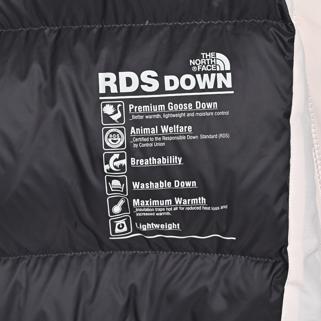 图片[9]-＃暖冬福利 北面THE NORTH FACE POLAR FW22 纯色Logo徽标多口袋抽绳厚款连帽工装羽绒服冬季 男女同款 申敏儿同款 设计理念： 这款是THE NORTH FACE 巅峰之作，高端于任何一款北面羽绒服，也是户外的登山系列，爆炸厚实，一般是在户外极寒天气穿着，基本上可以抵御零下几十度的严寒了，工艺十分复杂，并非单纯一件羽绒服那么简单，保暖程度不输大鹅，今年冬天一定需要这样一件厚实的过冬。 面料+特点： ✅ 内里填充90%正品一致的进口专用鹅绒，轻便，100%市面最高品质。 ✅ 采用经联盟RDS认证的高品质鹅绒填充，轻便不厚重且压缩后的蓬松度恢复性好。（ R·D·S不含任何不必要的动物伤害生产工序，从550蓬到950蓬不等，压缩性和温度重量也是衡量高品质，高填充度鹅线要指标） ✅单件成品1公斤以上，但是没有任何负重感，超级轻便，鹅绒广泛用于滑雪服，防寒服。 ✅原厂高密度户外防水材质，防风耐磨，防撕裂面料。 ✅ 里布380T最高标准，绝不跑绒，透气性极佳 ✅ 原版辅料五金全部原厂定做，100%还原复刻品质！ ✅多功能口袋，方便使用 ✅内里两侧印有保养清洗说明和衣服解释 ✅胸前贴饰有橡胶徽标logo ✅领口部分有防寒绒布，紧贴头颈，舒适又保暖 ✅ 原版辅料五金全部原厂定做，100%还原复刻品质，背部有内置网口袋 ✅ YKK吉田ISO9000品质顶级ZP拉链 工艺： 宽松版型，上身休闲舒适，为冬季户外提供保暖呵护，保暖性出色，穿着轻便不厚重。防潮,不易变形 ，容易清洁打理等特点，工艺成本极高 尺码：XS S M L XL XXL ​-选品中心