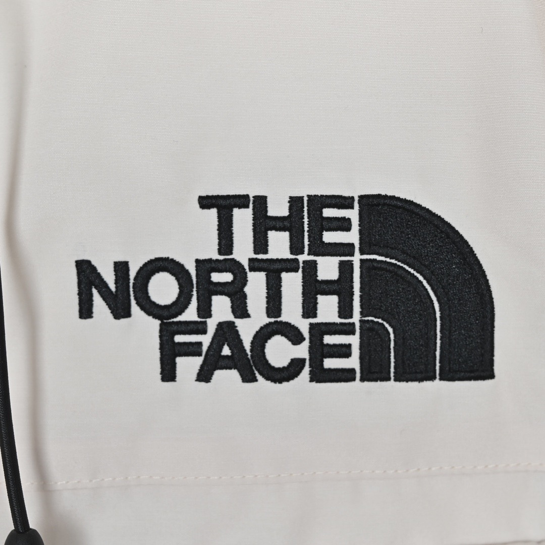 图片[3]-＃暖冬福利 北面THE NORTH FACE POLAR FW22 纯色Logo徽标多口袋抽绳厚款连帽工装羽绒服冬季 男女同款 申敏儿同款 设计理念： 这款是THE NORTH FACE 巅峰之作，高端于任何一款北面羽绒服，也是户外的登山系列，爆炸厚实，一般是在户外极寒天气穿着，基本上可以抵御零下几十度的严寒了，工艺十分复杂，并非单纯一件羽绒服那么简单，保暖程度不输大鹅，今年冬天一定需要这样一件厚实的过冬。 面料+特点： ✅ 内里填充90%正品一致的进口专用鹅绒，轻便，100%市面最高品质。 ✅ 采用经联盟RDS认证的高品质鹅绒填充，轻便不厚重且压缩后的蓬松度恢复性好。（ R·D·S不含任何不必要的动物伤害生产工序，从550蓬到950蓬不等，压缩性和温度重量也是衡量高品质，高填充度鹅线要指标） ✅单件成品1公斤以上，但是没有任何负重感，超级轻便，鹅绒广泛用于滑雪服，防寒服。 ✅原厂高密度户外防水材质，防风耐磨，防撕裂面料。 ✅ 里布380T最高标准，绝不跑绒，透气性极佳 ✅ 原版辅料五金全部原厂定做，100%还原复刻品质！ ✅多功能口袋，方便使用 ✅内里两侧印有保养清洗说明和衣服解释 ✅胸前贴饰有橡胶徽标logo ✅领口部分有防寒绒布，紧贴头颈，舒适又保暖 ✅ 原版辅料五金全部原厂定做，100%还原复刻品质，背部有内置网口袋 ✅ YKK吉田ISO9000品质顶级ZP拉链 工艺： 宽松版型，上身休闲舒适，为冬季户外提供保暖呵护，保暖性出色，穿着轻便不厚重。防潮,不易变形 ，容易清洁打理等特点，工艺成本极高 尺码：XS S M L XL XXL ​-选品中心