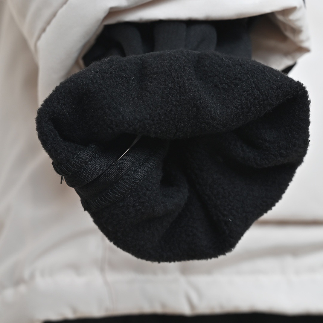 图片[7]-＃暖冬福利 北面THE NORTH FACE POLAR FW22 纯色Logo徽标多口袋抽绳厚款连帽工装羽绒服冬季 男女同款 申敏儿同款 设计理念： 这款是THE NORTH FACE 巅峰之作，高端于任何一款北面羽绒服，也是户外的登山系列，爆炸厚实，一般是在户外极寒天气穿着，基本上可以抵御零下几十度的严寒了，工艺十分复杂，并非单纯一件羽绒服那么简单，保暖程度不输大鹅，今年冬天一定需要这样一件厚实的过冬。 面料+特点： ✅ 内里填充90%正品一致的进口专用鹅绒，轻便，100%市面最高品质。 ✅ 采用经联盟RDS认证的高品质鹅绒填充，轻便不厚重且压缩后的蓬松度恢复性好。（ R·D·S不含任何不必要的动物伤害生产工序，从550蓬到950蓬不等，压缩性和温度重量也是衡量高品质，高填充度鹅线要指标） ✅单件成品1公斤以上，但是没有任何负重感，超级轻便，鹅绒广泛用于滑雪服，防寒服。 ✅原厂高密度户外防水材质，防风耐磨，防撕裂面料。 ✅ 里布380T最高标准，绝不跑绒，透气性极佳 ✅ 原版辅料五金全部原厂定做，100%还原复刻品质！ ✅多功能口袋，方便使用 ✅内里两侧印有保养清洗说明和衣服解释 ✅胸前贴饰有橡胶徽标logo ✅领口部分有防寒绒布，紧贴头颈，舒适又保暖 ✅ 原版辅料五金全部原厂定做，100%还原复刻品质，背部有内置网口袋 ✅ YKK吉田ISO9000品质顶级ZP拉链 工艺： 宽松版型，上身休闲舒适，为冬季户外提供保暖呵护，保暖性出色，穿着轻便不厚重。防潮,不易变形 ，容易清洁打理等特点，工艺成本极高 尺码：XS S M L XL XXL ​-选品中心