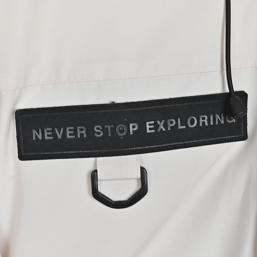 图片[4]-＃暖冬福利 北面THE NORTH FACE POLAR FW22 纯色Logo徽标多口袋抽绳厚款连帽工装羽绒服冬季 男女同款 申敏儿同款 设计理念： 这款是THE NORTH FACE 巅峰之作，高端于任何一款北面羽绒服，也是户外的登山系列，爆炸厚实，一般是在户外极寒天气穿着，基本上可以抵御零下几十度的严寒了，工艺十分复杂，并非单纯一件羽绒服那么简单，保暖程度不输大鹅，今年冬天一定需要这样一件厚实的过冬。 面料+特点： ✅ 内里填充90%正品一致的进口专用鹅绒，轻便，100%市面最高品质。 ✅ 采用经联盟RDS认证的高品质鹅绒填充，轻便不厚重且压缩后的蓬松度恢复性好。（ R·D·S不含任何不必要的动物伤害生产工序，从550蓬到950蓬不等，压缩性和温度重量也是衡量高品质，高填充度鹅线要指标） ✅单件成品1公斤以上，但是没有任何负重感，超级轻便，鹅绒广泛用于滑雪服，防寒服。 ✅原厂高密度户外防水材质，防风耐磨，防撕裂面料。 ✅ 里布380T最高标准，绝不跑绒，透气性极佳 ✅ 原版辅料五金全部原厂定做，100%还原复刻品质！ ✅多功能口袋，方便使用 ✅内里两侧印有保养清洗说明和衣服解释 ✅胸前贴饰有橡胶徽标logo ✅领口部分有防寒绒布，紧贴头颈，舒适又保暖 ✅ 原版辅料五金全部原厂定做，100%还原复刻品质，背部有内置网口袋 ✅ YKK吉田ISO9000品质顶级ZP拉链 工艺： 宽松版型，上身休闲舒适，为冬季户外提供保暖呵护，保暖性出色，穿着轻便不厚重。防潮,不易变形 ，容易清洁打理等特点，工艺成本极高 尺码：XS S M L XL XXL ​-选品中心