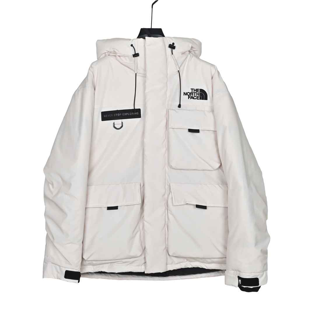 ＃暖冬福利 北面THE NORTH FACE POLAR FW22 纯色Logo徽标多口袋抽绳厚款连帽工装羽绒服冬季 男女同款 申敏儿同款 设计理念： 这款是THE NORTH FACE 巅峰之作，高端于任何一款北面羽绒服，也是户外的登山系列，爆炸厚实，一般是在户外极寒天气穿着，基本上可以抵御零下几十度的严寒了，工艺十分复杂，并非单纯一件羽绒服那么简单，保暖程度不输大鹅，今年冬天一定需要这样一件厚实的过冬。 面料+特点： ✅ 内里填充90%正品一致的进口专用鹅绒，轻便，100%市面最高品质。 ✅ 采用经联盟RDS认证的高品质鹅绒填充，轻便不厚重且压缩后的蓬松度恢复性好。（ R·D·S不含任何不必要的动物伤害生产工序，从550蓬到950蓬不等，压缩性和温度重量也是衡量高品质，高填充度鹅线要指标） ✅单件成品1公斤以上，但是没有任何负重感，超级轻便，鹅绒广泛用于滑雪服，防寒服。 ✅原厂高密度户外防水材质，防风耐磨，防撕裂面料。 ✅ 里布380T最高标准，绝不跑绒，透气性极佳 ✅ 原版辅料五金全部原厂定做，100%还原复刻品质！ ✅多功能口袋，方便使用 ✅内里两侧印有保养清洗说明和衣服解释 ✅胸前贴饰有橡胶徽标logo ✅领口部分有防寒绒布，紧贴头颈，舒适又保暖 ✅ 原版辅料五金全部原厂定做，100%还原复刻品质，背部有内置网口袋 ✅ YKK吉田ISO9000品质顶级ZP拉链 工艺： 宽松版型，上身休闲舒适，为冬季户外提供保暖呵护，保暖性出色，穿着轻便不厚重。防潮,不易变形 ，容易清洁打理等特点，工艺成本极高 尺码：XS S M L XL XXL ​-选品中心