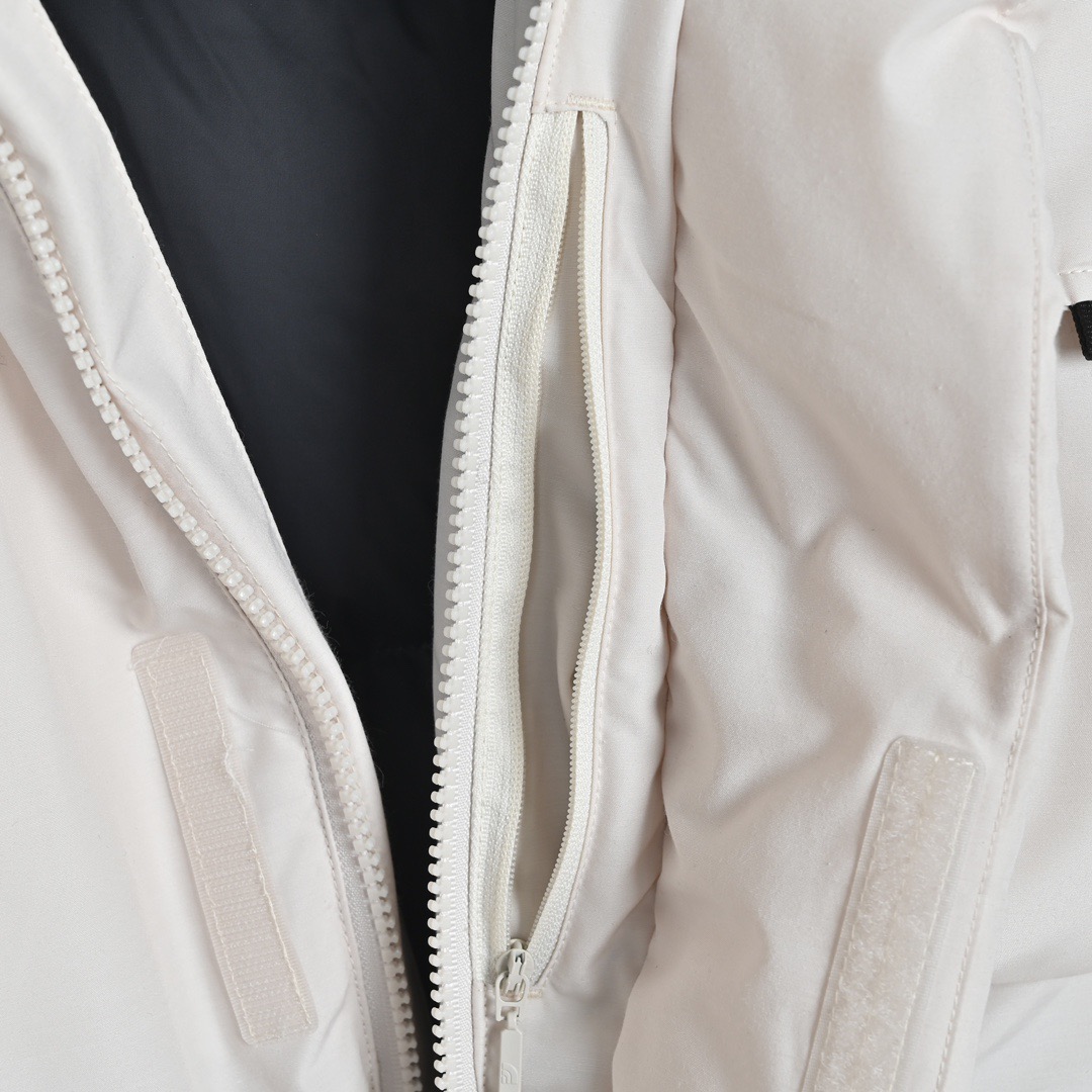 图片[4]-＃暖冬福利 北面THE NORTH FACE POLAR FW22 纯色Logo徽标多口袋抽绳厚款连帽工装羽绒服冬季 男女同款 申敏儿同款 设计理念： 这款是THE NORTH FACE 巅峰之作，高端于任何一款北面羽绒服，也是户外的登山系列，爆炸厚实，一般是在户外极寒天气穿着，基本上可以抵御零下几十度的严寒了，工艺十分复杂，并非单纯一件羽绒服那么简单，保暖程度不输大鹅，今年冬天一定需要这样一件厚实的过冬。 面料+特点： ✅ 内里填充90%正品一致的进口专用鹅绒，轻便，100%市面最高品质。 ✅ 采用经联盟RDS认证的高品质鹅绒填充，轻便不厚重且压缩后的蓬松度恢复性好。（ R·D·S不含任何不必要的动物伤害生产工序，从550蓬到950蓬不等，压缩性和温度重量也是衡量高品质，高填充度鹅线要指标） ✅单件成品1公斤以上，但是没有任何负重感，超级轻便，鹅绒广泛用于滑雪服，防寒服。 ✅原厂高密度户外防水材质，防风耐磨，防撕裂面料。 ✅ 里布380T最高标准，绝不跑绒，透气性极佳 ✅ 原版辅料五金全部原厂定做，100%还原复刻品质！ ✅多功能口袋，方便使用 ✅内里两侧印有保养清洗说明和衣服解释 ✅胸前贴饰有橡胶徽标logo ✅领口部分有防寒绒布，紧贴头颈，舒适又保暖 ✅ 原版辅料五金全部原厂定做，100%还原复刻品质，背部有内置网口袋 ✅ YKK吉田ISO9000品质顶级ZP拉链 工艺： 宽松版型，上身休闲舒适，为冬季户外提供保暖呵护，保暖性出色，穿着轻便不厚重。防潮,不易变形 ，容易清洁打理等特点，工艺成本极高 尺码：XS S M L XL XXL ​-选品中心