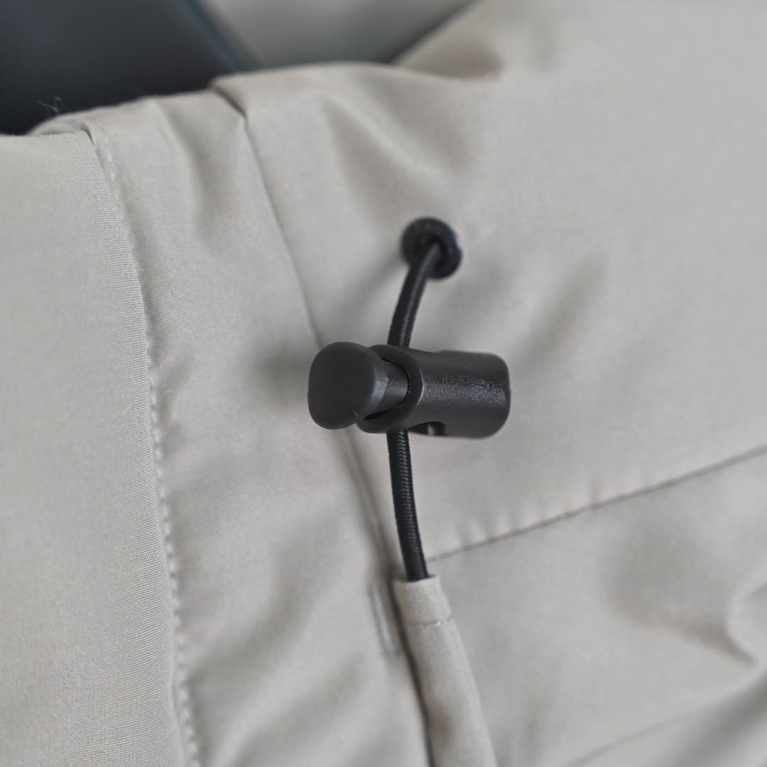 图片[6]-＃暖冬福利 北面THE NORTH FACE POLAR FW22 纯色Logo徽标多口袋抽绳厚款连帽工装羽绒服冬季 男女同款 申敏儿同款 设计理念： 这款是THE NORTH FACE 巅峰之作，高端于任何一款北面羽绒服，也是户外的登山系列，爆炸厚实，一般是在户外极寒天气穿着，基本上可以抵御零下几十度的严寒了，工艺十分复杂，并非单纯一件羽绒服那么简单，保暖程度不输大鹅，今年冬天一定需要这样一件厚实的过冬。 面料+特点： ✅ 内里填充90%正品一致的进口专用鹅绒，轻便，100%市面最高品质。 ✅ 采用经联盟RDS认证的高品质鹅绒填充，轻便不厚重且压缩后的蓬松度恢复性好。（ R·D·S不含任何不必要的动物伤害生产工序，从550蓬到950蓬不等，压缩性和温度重量也是衡量高品质，高填充度鹅线要指标） ✅单件成品1公斤以上，但是没有任何负重感，超级轻便，鹅绒广泛用于滑雪服，防寒服。 ✅原厂高密度户外防水材质，防风耐磨，防撕裂面料。 ✅ 里布380T最高标准，绝不跑绒，透气性极佳 ✅ 原版辅料五金全部原厂定做，100%还原复刻品质！ ✅多功能口袋，方便使用 ✅内里两侧印有保养清洗说明和衣服解释 ✅胸前贴饰有橡胶徽标logo ✅领口部分有防寒绒布，紧贴头颈，舒适又保暖 ✅ 原版辅料五金全部原厂定做，100%还原复刻品质，背部有内置网口袋 ✅ YKK吉田ISO9000品质顶级ZP拉链 工艺： 宽松版型，上身休闲舒适，为冬季户外提供保暖呵护，保暖性出色，穿着轻便不厚重。防潮,不易变形 ，容易清洁打理等特点，工艺成本极高 尺码：XS S M L XL XXL ​-选品中心