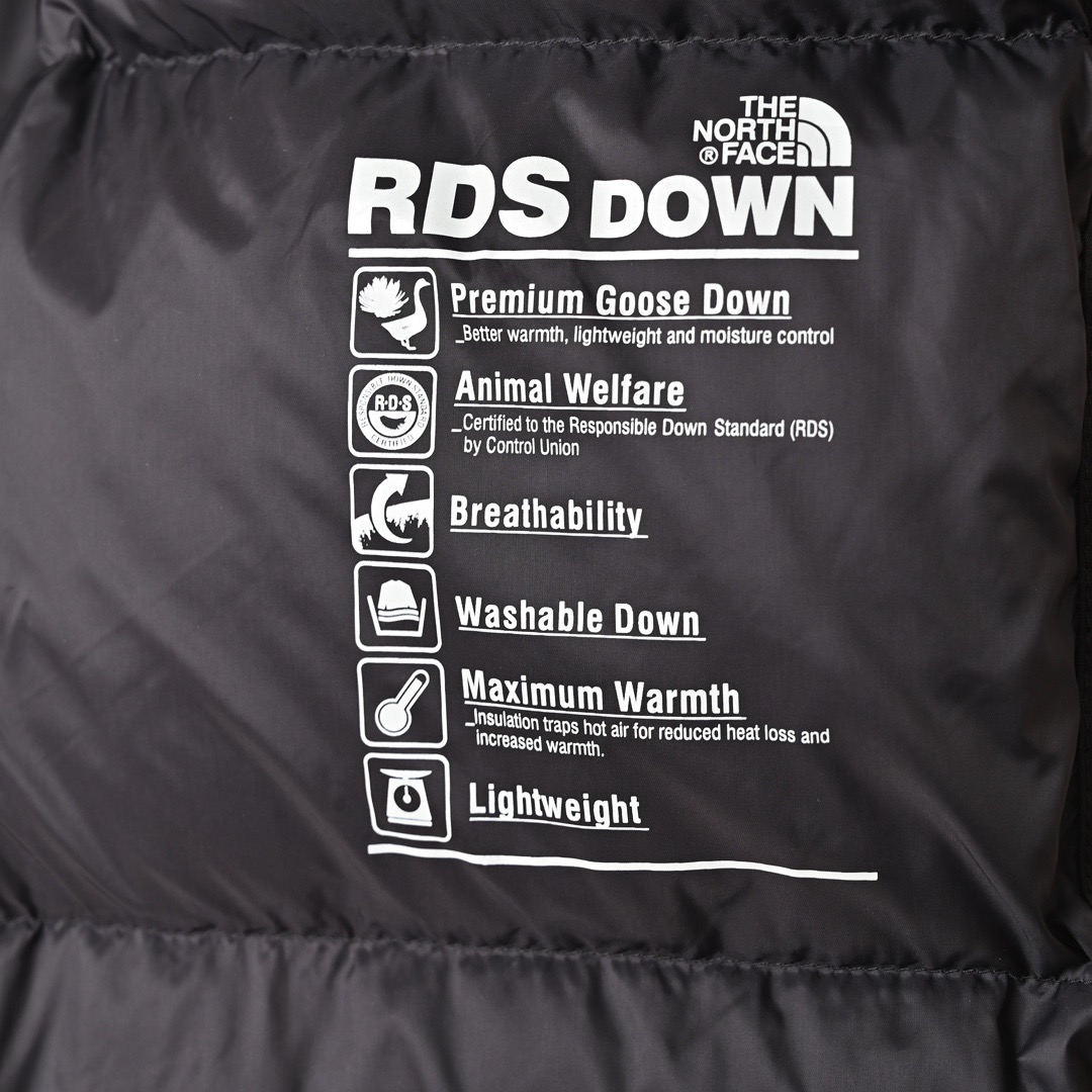 图片[3]-＃暖冬福利 北面THE NORTH FACE POLAR FW22 纯色Logo徽标多口袋抽绳厚款连帽工装羽绒服冬季 男女同款 申敏儿同款 设计理念： 这款是THE NORTH FACE 巅峰之作，高端于任何一款北面羽绒服，也是户外的登山系列，爆炸厚实，一般是在户外极寒天气穿着，基本上可以抵御零下几十度的严寒了，工艺十分复杂，并非单纯一件羽绒服那么简单，保暖程度不输大鹅，今年冬天一定需要这样一件厚实的过冬。 面料+特点： ✅ 内里填充90%正品一致的进口专用鹅绒，轻便，100%市面最高品质。 ✅ 采用经联盟RDS认证的高品质鹅绒填充，轻便不厚重且压缩后的蓬松度恢复性好。（ R·D·S不含任何不必要的动物伤害生产工序，从550蓬到950蓬不等，压缩性和温度重量也是衡量高品质，高填充度鹅线要指标） ✅单件成品1公斤以上，但是没有任何负重感，超级轻便，鹅绒广泛用于滑雪服，防寒服。 ✅原厂高密度户外防水材质，防风耐磨，防撕裂面料。 ✅ 里布380T最高标准，绝不跑绒，透气性极佳 ✅ 原版辅料五金全部原厂定做，100%还原复刻品质！ ✅多功能口袋，方便使用 ✅内里两侧印有保养清洗说明和衣服解释 ✅胸前贴饰有橡胶徽标logo ✅领口部分有防寒绒布，紧贴头颈，舒适又保暖 ✅ 原版辅料五金全部原厂定做，100%还原复刻品质，背部有内置网口袋 ✅ YKK吉田ISO9000品质顶级ZP拉链 工艺： 宽松版型，上身休闲舒适，为冬季户外提供保暖呵护，保暖性出色，穿着轻便不厚重。防潮,不易变形 ，容易清洁打理等特点，工艺成本极高 尺码：XS S M L XL XXL ​-选品中心