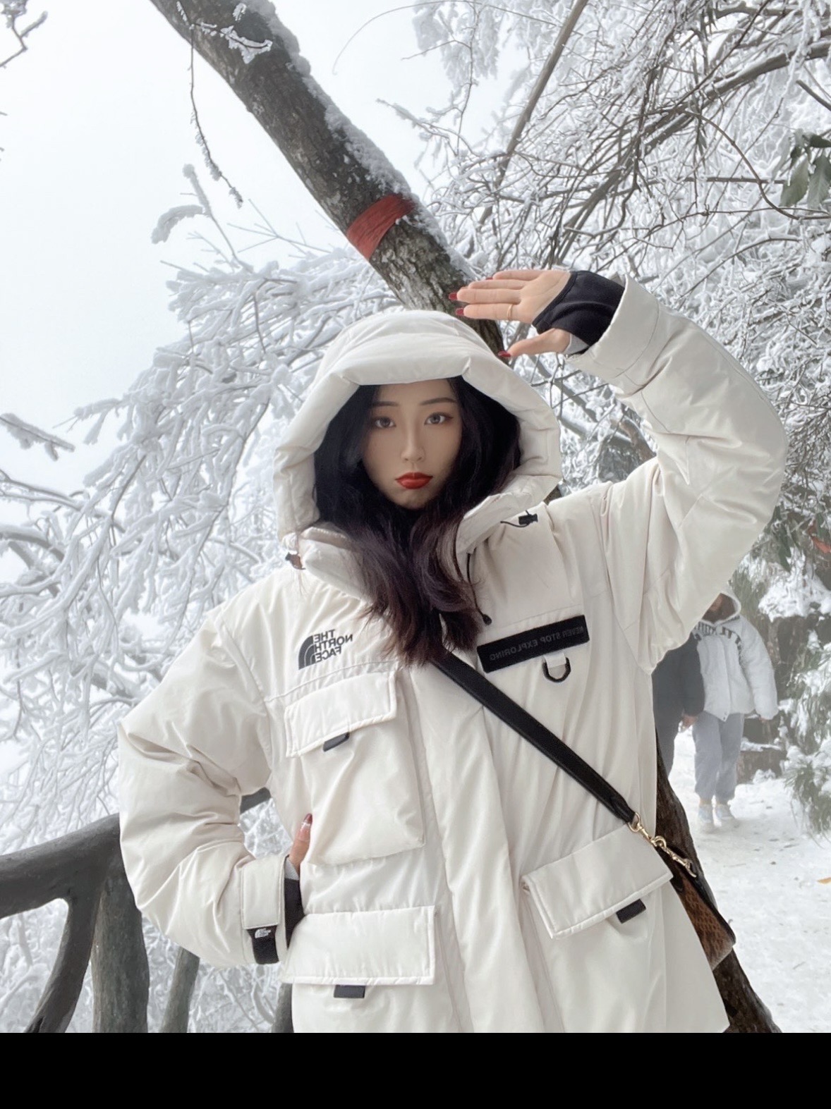 ＃暖冬福利 北面THE NORTH FACE POLAR FW22 纯色Logo徽标多口袋抽绳厚款连帽工装羽绒服冬季 男女同款 申敏儿同款 设计理念： 这款是THE NORTH FACE 巅峰之作，高端于任何一款北面羽绒服，也是户外的登山系列，爆炸厚实，一般是在户外极寒天气穿着，基本上可以抵御零下几十度的严寒了，工艺十分复杂，并非单纯一件羽绒服那么简单，保暖程度不输大鹅，今年冬天一定需要这样一件厚实的过冬。 面料+特点： ✅ 内里填充90%正品一致的进口专用鹅绒，轻便，100%市面最高品质。 ✅ 采用经联盟RDS认证的高品质鹅绒填充，轻便不厚重且压缩后的蓬松度恢复性好。（ R·D·S不含任何不必要的动物伤害生产工序，从550蓬到950蓬不等，压缩性和温度重量也是衡量高品质，高填充度鹅线要指标） ✅单件成品1公斤以上，但是没有任何负重感，超级轻便，鹅绒广泛用于滑雪服，防寒服。 ✅原厂高密度户外防水材质，防风耐磨，防撕裂面料。 ✅ 里布380T最高标准，绝不跑绒，透气性极佳 ✅ 原版辅料五金全部原厂定做，100%还原复刻品质！ ✅多功能口袋，方便使用 ✅内里两侧印有保养清洗说明和衣服解释 ✅胸前贴饰有橡胶徽标logo ✅领口部分有防寒绒布，紧贴头颈，舒适又保暖 ✅ 原版辅料五金全部原厂定做，100%还原复刻品质，背部有内置网口袋 ✅ YKK吉田ISO9000品质顶级ZP拉链 工艺： 宽松版型，上身休闲舒适，为冬季户外提供保暖呵护，保暖性出色，穿着轻便不厚重。防潮,不易变形 ，容易清洁打理等特点，工艺成本极高 尺码：XS S M L XL XXL ​-选品中心