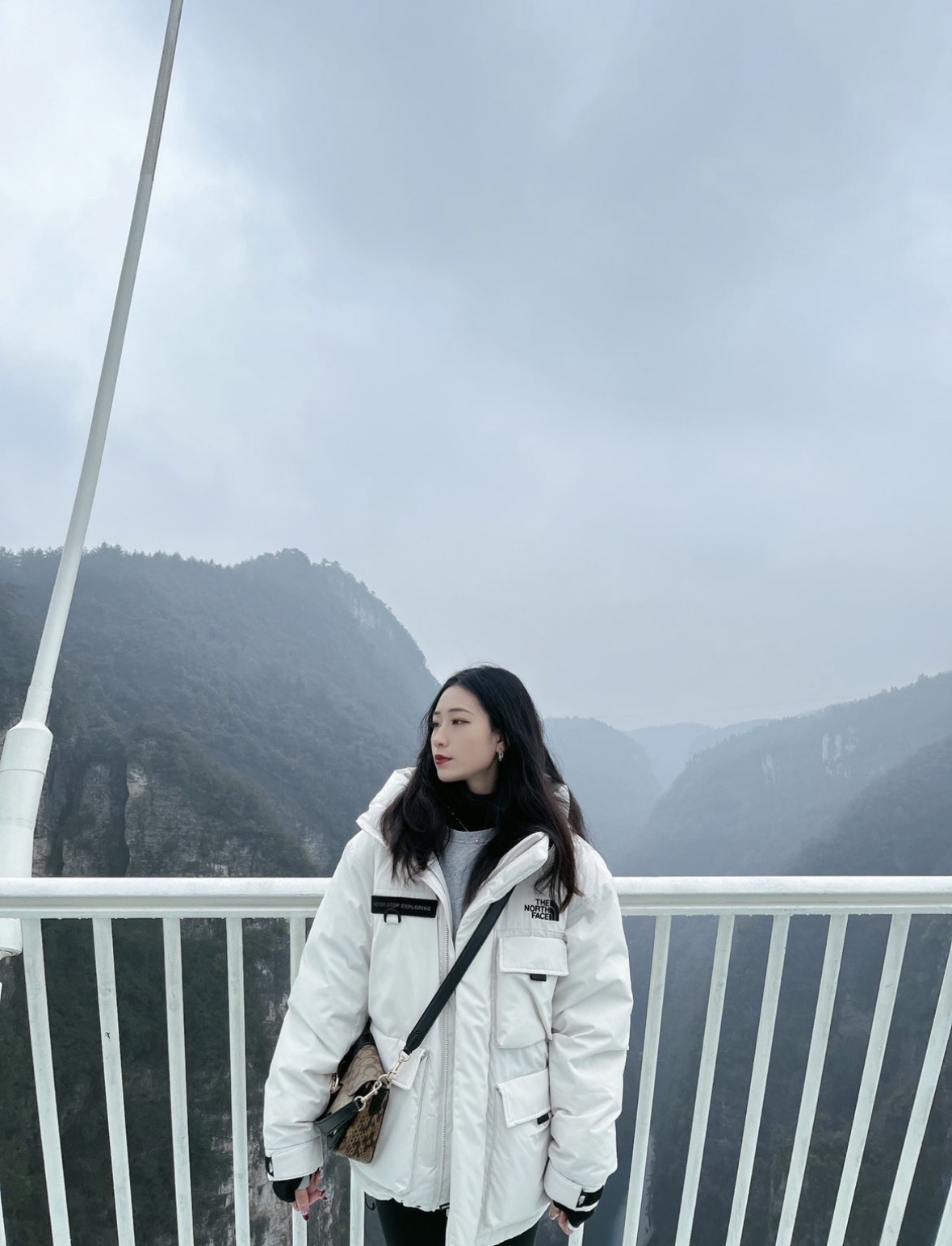 图片[4]-＃暖冬福利 北面THE NORTH FACE POLAR FW22 纯色Logo徽标多口袋抽绳厚款连帽工装羽绒服冬季 男女同款 申敏儿同款 设计理念： 这款是THE NORTH FACE 巅峰之作，高端于任何一款北面羽绒服，也是户外的登山系列，爆炸厚实，一般是在户外极寒天气穿着，基本上可以抵御零下几十度的严寒了，工艺十分复杂，并非单纯一件羽绒服那么简单，保暖程度不输大鹅，今年冬天一定需要这样一件厚实的过冬。 面料+特点： ✅ 内里填充90%正品一致的进口专用鹅绒，轻便，100%市面最高品质。 ✅ 采用经联盟RDS认证的高品质鹅绒填充，轻便不厚重且压缩后的蓬松度恢复性好。（ R·D·S不含任何不必要的动物伤害生产工序，从550蓬到950蓬不等，压缩性和温度重量也是衡量高品质，高填充度鹅线要指标） ✅单件成品1公斤以上，但是没有任何负重感，超级轻便，鹅绒广泛用于滑雪服，防寒服。 ✅原厂高密度户外防水材质，防风耐磨，防撕裂面料。 ✅ 里布380T最高标准，绝不跑绒，透气性极佳 ✅ 原版辅料五金全部原厂定做，100%还原复刻品质！ ✅多功能口袋，方便使用 ✅内里两侧印有保养清洗说明和衣服解释 ✅胸前贴饰有橡胶徽标logo ✅领口部分有防寒绒布，紧贴头颈，舒适又保暖 ✅ 原版辅料五金全部原厂定做，100%还原复刻品质，背部有内置网口袋 ✅ YKK吉田ISO9000品质顶级ZP拉链 工艺： 宽松版型，上身休闲舒适，为冬季户外提供保暖呵护，保暖性出色，穿着轻便不厚重。防潮,不易变形 ，容易清洁打理等特点，工艺成本极高 尺码：XS S M L XL XXL ​-选品中心