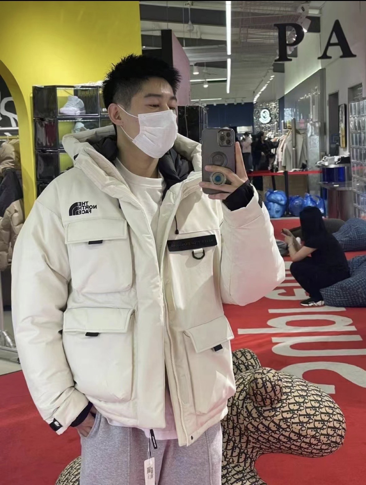 图片[3]-＃暖冬福利 北面THE NORTH FACE POLAR FW22 纯色Logo徽标多口袋抽绳厚款连帽工装羽绒服冬季 男女同款 申敏儿同款 设计理念： 这款是THE NORTH FACE 巅峰之作，高端于任何一款北面羽绒服，也是户外的登山系列，爆炸厚实，一般是在户外极寒天气穿着，基本上可以抵御零下几十度的严寒了，工艺十分复杂，并非单纯一件羽绒服那么简单，保暖程度不输大鹅，今年冬天一定需要这样一件厚实的过冬。 面料+特点： ✅ 内里填充90%正品一致的进口专用鹅绒，轻便，100%市面最高品质。 ✅ 采用经联盟RDS认证的高品质鹅绒填充，轻便不厚重且压缩后的蓬松度恢复性好。（ R·D·S不含任何不必要的动物伤害生产工序，从550蓬到950蓬不等，压缩性和温度重量也是衡量高品质，高填充度鹅线要指标） ✅单件成品1公斤以上，但是没有任何负重感，超级轻便，鹅绒广泛用于滑雪服，防寒服。 ✅原厂高密度户外防水材质，防风耐磨，防撕裂面料。 ✅ 里布380T最高标准，绝不跑绒，透气性极佳 ✅ 原版辅料五金全部原厂定做，100%还原复刻品质！ ✅多功能口袋，方便使用 ✅内里两侧印有保养清洗说明和衣服解释 ✅胸前贴饰有橡胶徽标logo ✅领口部分有防寒绒布，紧贴头颈，舒适又保暖 ✅ 原版辅料五金全部原厂定做，100%还原复刻品质，背部有内置网口袋 ✅ YKK吉田ISO9000品质顶级ZP拉链 工艺： 宽松版型，上身休闲舒适，为冬季户外提供保暖呵护，保暖性出色，穿着轻便不厚重。防潮,不易变形 ，容易清洁打理等特点，工艺成本极高 尺码：XS S M L XL XXL ​-选品中心