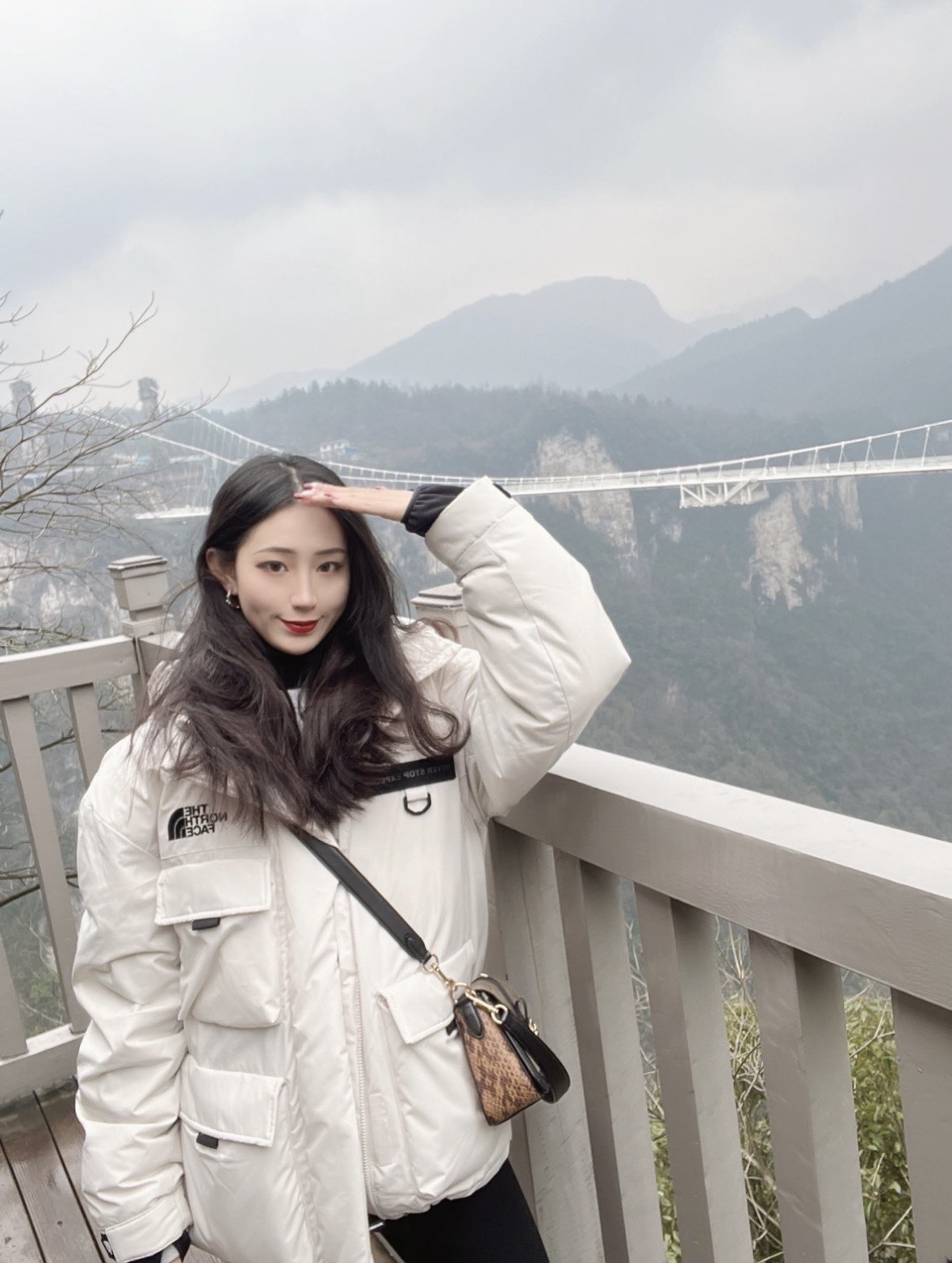 图片[5]-＃暖冬福利 北面THE NORTH FACE POLAR FW22 纯色Logo徽标多口袋抽绳厚款连帽工装羽绒服冬季 男女同款 申敏儿同款 设计理念： 这款是THE NORTH FACE 巅峰之作，高端于任何一款北面羽绒服，也是户外的登山系列，爆炸厚实，一般是在户外极寒天气穿着，基本上可以抵御零下几十度的严寒了，工艺十分复杂，并非单纯一件羽绒服那么简单，保暖程度不输大鹅，今年冬天一定需要这样一件厚实的过冬。 面料+特点： ✅ 内里填充90%正品一致的进口专用鹅绒，轻便，100%市面最高品质。 ✅ 采用经联盟RDS认证的高品质鹅绒填充，轻便不厚重且压缩后的蓬松度恢复性好。（ R·D·S不含任何不必要的动物伤害生产工序，从550蓬到950蓬不等，压缩性和温度重量也是衡量高品质，高填充度鹅线要指标） ✅单件成品1公斤以上，但是没有任何负重感，超级轻便，鹅绒广泛用于滑雪服，防寒服。 ✅原厂高密度户外防水材质，防风耐磨，防撕裂面料。 ✅ 里布380T最高标准，绝不跑绒，透气性极佳 ✅ 原版辅料五金全部原厂定做，100%还原复刻品质！ ✅多功能口袋，方便使用 ✅内里两侧印有保养清洗说明和衣服解释 ✅胸前贴饰有橡胶徽标logo ✅领口部分有防寒绒布，紧贴头颈，舒适又保暖 ✅ 原版辅料五金全部原厂定做，100%还原复刻品质，背部有内置网口袋 ✅ YKK吉田ISO9000品质顶级ZP拉链 工艺： 宽松版型，上身休闲舒适，为冬季户外提供保暖呵护，保暖性出色，穿着轻便不厚重。防潮,不易变形 ，容易清洁打理等特点，工艺成本极高 尺码：XS S M L XL XXL ​-选品中心