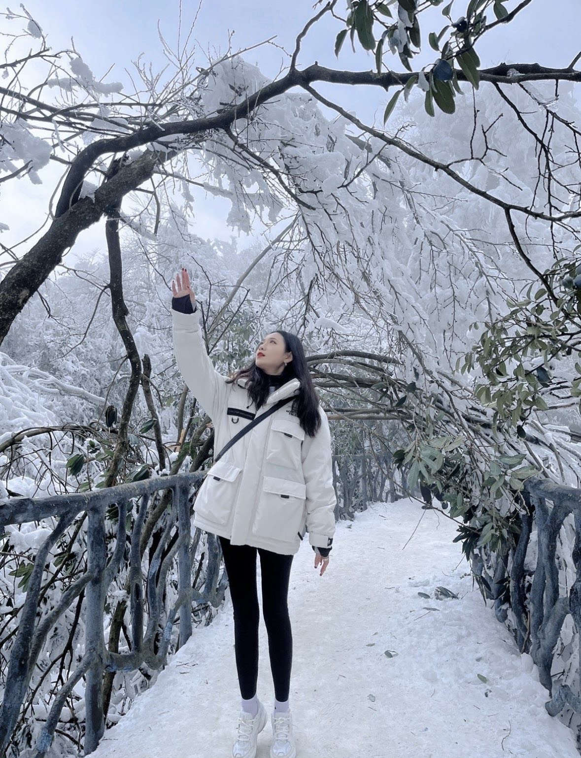 图片[2]-＃暖冬福利 北面THE NORTH FACE POLAR FW22 纯色Logo徽标多口袋抽绳厚款连帽工装羽绒服冬季 男女同款 申敏儿同款 设计理念： 这款是THE NORTH FACE 巅峰之作，高端于任何一款北面羽绒服，也是户外的登山系列，爆炸厚实，一般是在户外极寒天气穿着，基本上可以抵御零下几十度的严寒了，工艺十分复杂，并非单纯一件羽绒服那么简单，保暖程度不输大鹅，今年冬天一定需要这样一件厚实的过冬。 面料+特点： ✅ 内里填充90%正品一致的进口专用鹅绒，轻便，100%市面最高品质。 ✅ 采用经联盟RDS认证的高品质鹅绒填充，轻便不厚重且压缩后的蓬松度恢复性好。（ R·D·S不含任何不必要的动物伤害生产工序，从550蓬到950蓬不等，压缩性和温度重量也是衡量高品质，高填充度鹅线要指标） ✅单件成品1公斤以上，但是没有任何负重感，超级轻便，鹅绒广泛用于滑雪服，防寒服。 ✅原厂高密度户外防水材质，防风耐磨，防撕裂面料。 ✅ 里布380T最高标准，绝不跑绒，透气性极佳 ✅ 原版辅料五金全部原厂定做，100%还原复刻品质！ ✅多功能口袋，方便使用 ✅内里两侧印有保养清洗说明和衣服解释 ✅胸前贴饰有橡胶徽标logo ✅领口部分有防寒绒布，紧贴头颈，舒适又保暖 ✅ 原版辅料五金全部原厂定做，100%还原复刻品质，背部有内置网口袋 ✅ YKK吉田ISO9000品质顶级ZP拉链 工艺： 宽松版型，上身休闲舒适，为冬季户外提供保暖呵护，保暖性出色，穿着轻便不厚重。防潮,不易变形 ，容易清洁打理等特点，工艺成本极高 尺码：XS S M L XL XXL ​-选品中心