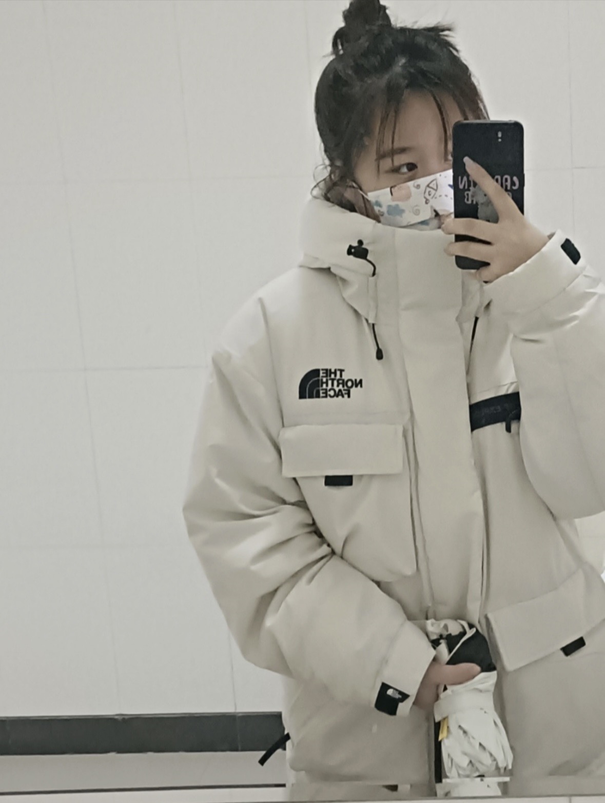 图片[6]-＃暖冬福利 北面THE NORTH FACE POLAR FW22 纯色Logo徽标多口袋抽绳厚款连帽工装羽绒服冬季 男女同款 申敏儿同款 设计理念： 这款是THE NORTH FACE 巅峰之作，高端于任何一款北面羽绒服，也是户外的登山系列，爆炸厚实，一般是在户外极寒天气穿着，基本上可以抵御零下几十度的严寒了，工艺十分复杂，并非单纯一件羽绒服那么简单，保暖程度不输大鹅，今年冬天一定需要这样一件厚实的过冬。 面料+特点： ✅ 内里填充90%正品一致的进口专用鹅绒，轻便，100%市面最高品质。 ✅ 采用经联盟RDS认证的高品质鹅绒填充，轻便不厚重且压缩后的蓬松度恢复性好。（ R·D·S不含任何不必要的动物伤害生产工序，从550蓬到950蓬不等，压缩性和温度重量也是衡量高品质，高填充度鹅线要指标） ✅单件成品1公斤以上，但是没有任何负重感，超级轻便，鹅绒广泛用于滑雪服，防寒服。 ✅原厂高密度户外防水材质，防风耐磨，防撕裂面料。 ✅ 里布380T最高标准，绝不跑绒，透气性极佳 ✅ 原版辅料五金全部原厂定做，100%还原复刻品质！ ✅多功能口袋，方便使用 ✅内里两侧印有保养清洗说明和衣服解释 ✅胸前贴饰有橡胶徽标logo ✅领口部分有防寒绒布，紧贴头颈，舒适又保暖 ✅ 原版辅料五金全部原厂定做，100%还原复刻品质，背部有内置网口袋 ✅ YKK吉田ISO9000品质顶级ZP拉链 工艺： 宽松版型，上身休闲舒适，为冬季户外提供保暖呵护，保暖性出色，穿着轻便不厚重。防潮,不易变形 ，容易清洁打理等特点，工艺成本极高 尺码：XS S M L XL XXL ​-选品中心