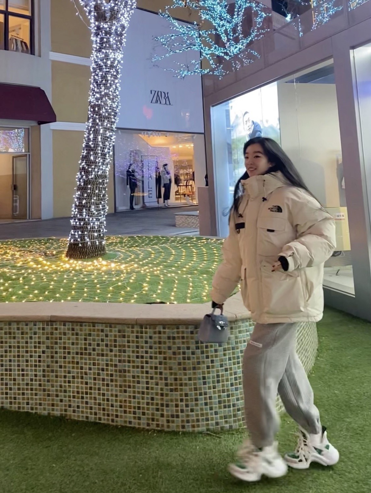 图片[8]-＃暖冬福利 北面THE NORTH FACE POLAR FW22 纯色Logo徽标多口袋抽绳厚款连帽工装羽绒服冬季 男女同款 申敏儿同款 设计理念： 这款是THE NORTH FACE 巅峰之作，高端于任何一款北面羽绒服，也是户外的登山系列，爆炸厚实，一般是在户外极寒天气穿着，基本上可以抵御零下几十度的严寒了，工艺十分复杂，并非单纯一件羽绒服那么简单，保暖程度不输大鹅，今年冬天一定需要这样一件厚实的过冬。 面料+特点： ✅ 内里填充90%正品一致的进口专用鹅绒，轻便，100%市面最高品质。 ✅ 采用经联盟RDS认证的高品质鹅绒填充，轻便不厚重且压缩后的蓬松度恢复性好。（ R·D·S不含任何不必要的动物伤害生产工序，从550蓬到950蓬不等，压缩性和温度重量也是衡量高品质，高填充度鹅线要指标） ✅单件成品1公斤以上，但是没有任何负重感，超级轻便，鹅绒广泛用于滑雪服，防寒服。 ✅原厂高密度户外防水材质，防风耐磨，防撕裂面料。 ✅ 里布380T最高标准，绝不跑绒，透气性极佳 ✅ 原版辅料五金全部原厂定做，100%还原复刻品质！ ✅多功能口袋，方便使用 ✅内里两侧印有保养清洗说明和衣服解释 ✅胸前贴饰有橡胶徽标logo ✅领口部分有防寒绒布，紧贴头颈，舒适又保暖 ✅ 原版辅料五金全部原厂定做，100%还原复刻品质，背部有内置网口袋 ✅ YKK吉田ISO9000品质顶级ZP拉链 工艺： 宽松版型，上身休闲舒适，为冬季户外提供保暖呵护，保暖性出色，穿着轻便不厚重。防潮,不易变形 ，容易清洁打理等特点，工艺成本极高 尺码：XS S M L XL XXL ​-选品中心