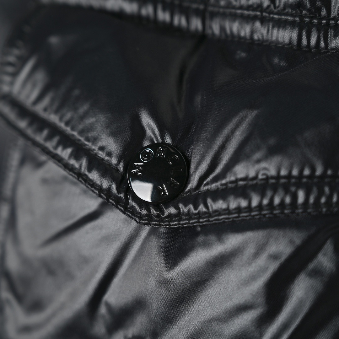 图片[4]-＃暖冬福利 𝐌𝐨𝐧𝐜𝐥𝐞𝐫 𝐌𝐚𝐲𝐚 蒙口 盟可睐 MAYA玛雅 陈奕迅同款短款羽绒服\\r \\r 🔝产品配色：黑色 灰色 藏青\\r \\r 🔝产品尺码： 1码 2码 3码 4码 5 码 6码\\r \\r 🔝受到8年代标致性外套的影响，Maya夹克以现代风格和尖端元素重新审视了𝗠𝗼𝗻𝗰𝗲𝗿档案中的造型，这是品牌在滑雪装备方面获得的专业成果。无论在运动方面， 还是在服饰风格，这件高性能和积极精神的夹克具有好胜者强烈要求夺冠的所有元素。\\r \\r 🔝产品工艺：\\r 1️⃣原版Nfc感应式防伪芯片\\r 2️⃣国标95%纯白鸭绒，市面独家使用顶级羽绒，绝不吹虚鹅绒等一系列的错误理解\\r 3️⃣ 面料： 100% 锦纶; 里料： 100% 锦纶 ，市面最顶级没有之一，一切遵照原版定制。\\r 4⃣️原代加工厂出品电镀五金，全部原厂定制，非市场各类复刻版\\r 5⃣️某某狼同代工厂出品，在品质方面一直是不去含糊，大厂出货大家都懂工人的工艺、QA与Qc品检 不是市面小厂可比的。-选品中心