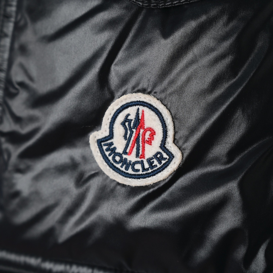 图片[3]-＃暖冬福利 𝐌𝐨𝐧𝐜𝐥𝐞𝐫 𝐌𝐚𝐲𝐚 蒙口 盟可睐 MAYA玛雅 陈奕迅同款短款羽绒服\\r \\r 🔝产品配色：黑色 灰色 藏青\\r \\r 🔝产品尺码： 1码 2码 3码 4码 5 码 6码\\r \\r 🔝受到8年代标致性外套的影响，Maya夹克以现代风格和尖端元素重新审视了𝗠𝗼𝗻𝗰𝗲𝗿档案中的造型，这是品牌在滑雪装备方面获得的专业成果。无论在运动方面， 还是在服饰风格，这件高性能和积极精神的夹克具有好胜者强烈要求夺冠的所有元素。\\r \\r 🔝产品工艺：\\r 1️⃣原版Nfc感应式防伪芯片\\r 2️⃣国标95%纯白鸭绒，市面独家使用顶级羽绒，绝不吹虚鹅绒等一系列的错误理解\\r 3️⃣ 面料： 100% 锦纶; 里料： 100% 锦纶 ，市面最顶级没有之一，一切遵照原版定制。\\r 4⃣️原代加工厂出品电镀五金，全部原厂定制，非市场各类复刻版\\r 5⃣️某某狼同代工厂出品，在品质方面一直是不去含糊，大厂出货大家都懂工人的工艺、QA与Qc品检 不是市面小厂可比的。-选品中心