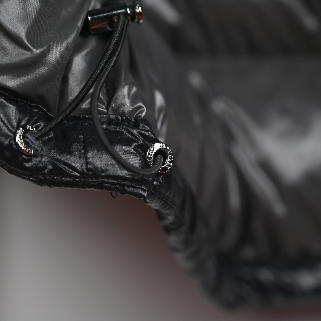 图片[9]-＃暖冬福利 𝐌𝐨𝐧𝐜𝐥𝐞𝐫 𝐌𝐚𝐲𝐚 蒙口 盟可睐 MAYA玛雅 陈奕迅同款短款羽绒服\\r \\r 🔝产品配色：黑色 灰色 藏青\\r \\r 🔝产品尺码： 1码 2码 3码 4码 5 码 6码\\r \\r 🔝受到8年代标致性外套的影响，Maya夹克以现代风格和尖端元素重新审视了𝗠𝗼𝗻𝗰𝗲𝗿档案中的造型，这是品牌在滑雪装备方面获得的专业成果。无论在运动方面， 还是在服饰风格，这件高性能和积极精神的夹克具有好胜者强烈要求夺冠的所有元素。\\r \\r 🔝产品工艺：\\r 1️⃣原版Nfc感应式防伪芯片\\r 2️⃣国标95%纯白鸭绒，市面独家使用顶级羽绒，绝不吹虚鹅绒等一系列的错误理解\\r 3️⃣ 面料： 100% 锦纶; 里料： 100% 锦纶 ，市面最顶级没有之一，一切遵照原版定制。\\r 4⃣️原代加工厂出品电镀五金，全部原厂定制，非市场各类复刻版\\r 5⃣️某某狼同代工厂出品，在品质方面一直是不去含糊，大厂出货大家都懂工人的工艺、QA与Qc品检 不是市面小厂可比的。-选品中心