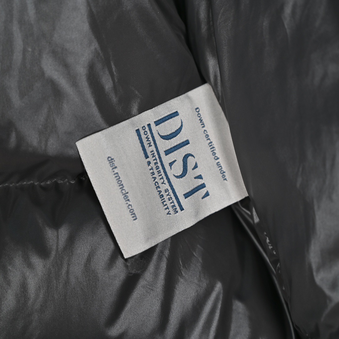 图片[7]-＃暖冬福利 𝐌𝐨𝐧𝐜𝐥𝐞𝐫 𝐌𝐚𝐲𝐚 蒙口 盟可睐 MAYA玛雅 陈奕迅同款短款羽绒服\\r \\r 🔝产品配色：黑色 灰色 藏青\\r \\r 🔝产品尺码： 1码 2码 3码 4码 5 码 6码\\r \\r 🔝受到8年代标致性外套的影响，Maya夹克以现代风格和尖端元素重新审视了𝗠𝗼𝗻𝗰𝗲𝗿档案中的造型，这是品牌在滑雪装备方面获得的专业成果。无论在运动方面， 还是在服饰风格，这件高性能和积极精神的夹克具有好胜者强烈要求夺冠的所有元素。\\r \\r 🔝产品工艺：\\r 1️⃣原版Nfc感应式防伪芯片\\r 2️⃣国标95%纯白鸭绒，市面独家使用顶级羽绒，绝不吹虚鹅绒等一系列的错误理解\\r 3️⃣ 面料： 100% 锦纶; 里料： 100% 锦纶 ，市面最顶级没有之一，一切遵照原版定制。\\r 4⃣️原代加工厂出品电镀五金，全部原厂定制，非市场各类复刻版\\r 5⃣️某某狼同代工厂出品，在品质方面一直是不去含糊，大厂出货大家都懂工人的工艺、QA与Qc品检 不是市面小厂可比的。-选品中心